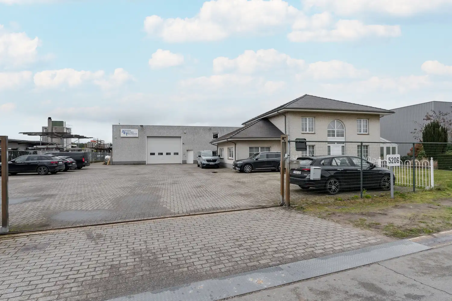 BEDRIJFSPAND MET CONCIERGEWONING foto 118