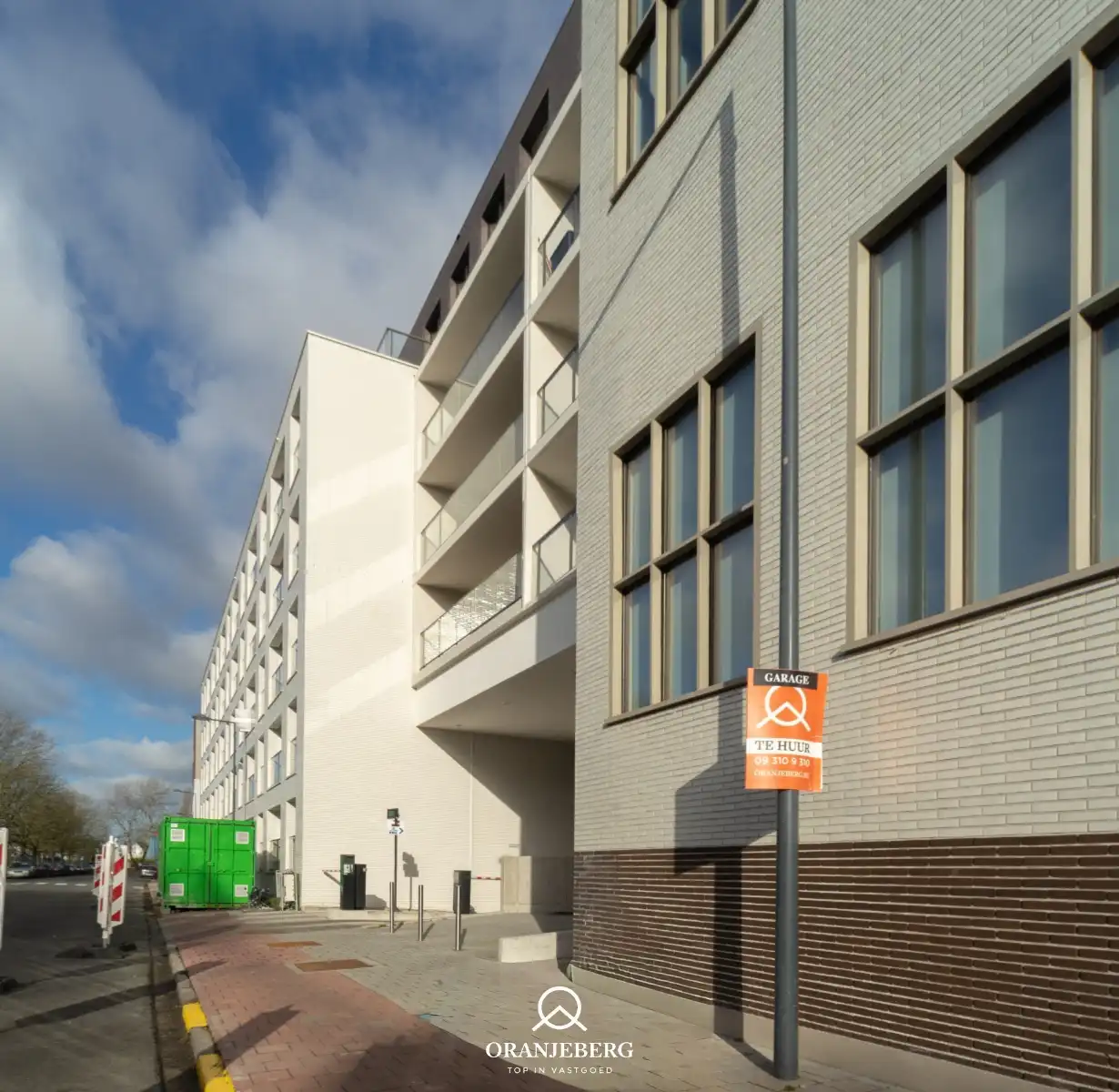 Nieuwbouw autostaanplaats te huur in afgesloten parkeergarage nabij Gent centrum foto {{pictureIndex}}