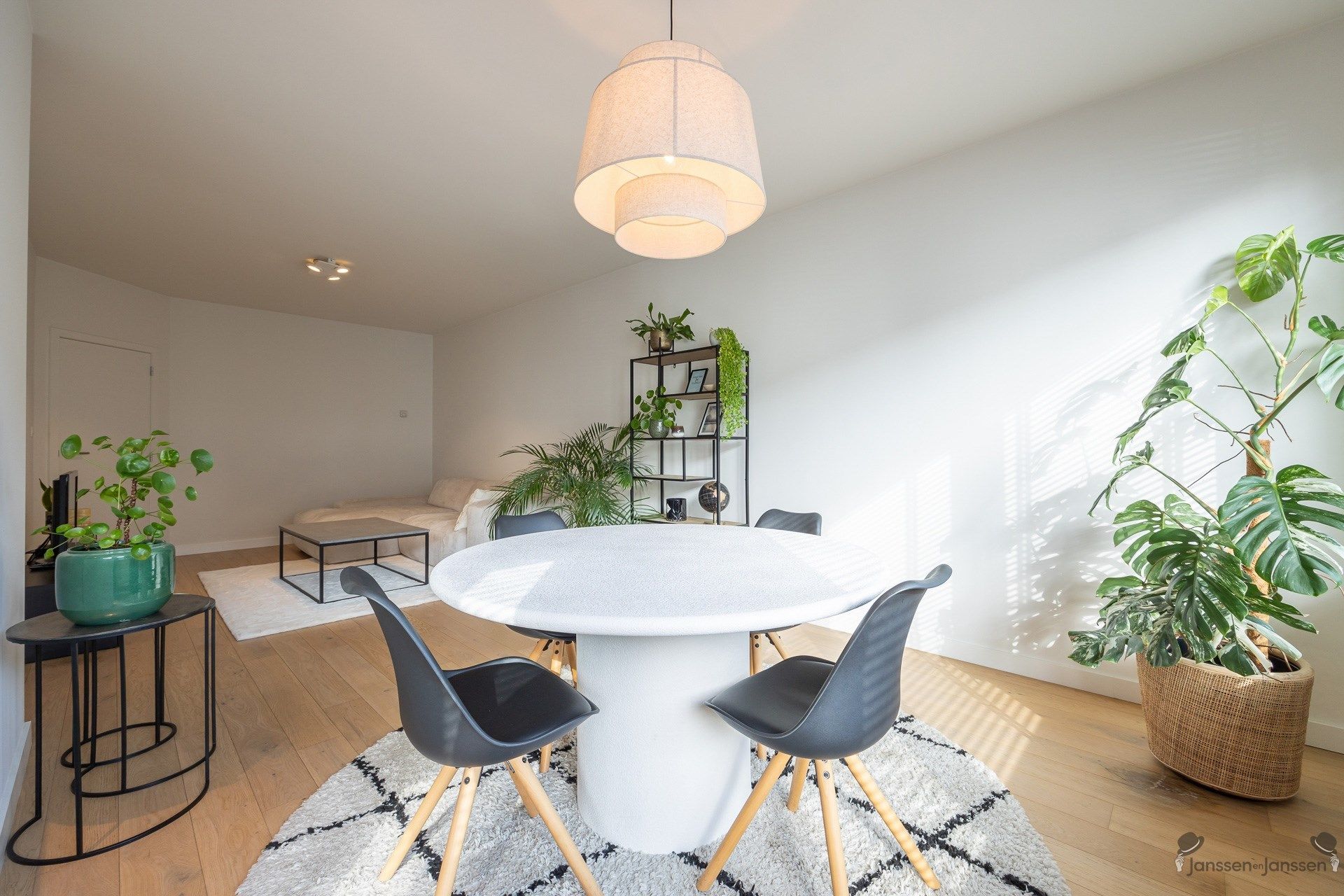 Recent gerenoveerd gelijkvloers appartement met zonnige tuin foto 2