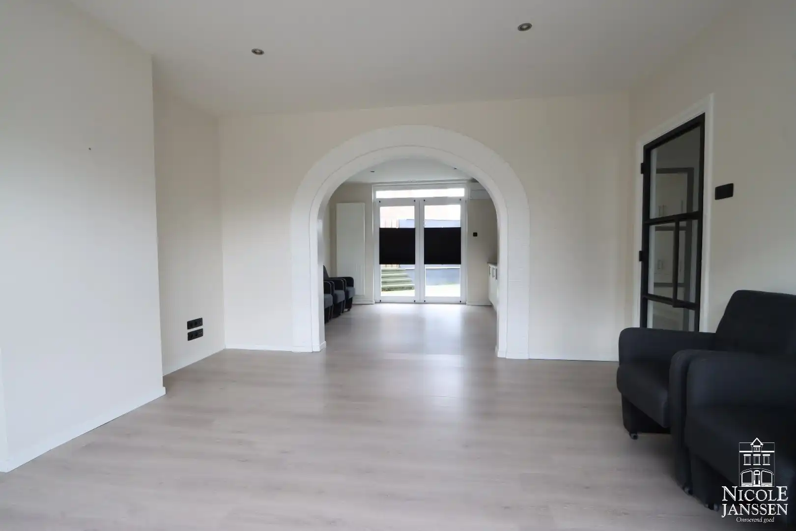 Compleet gerenoveerde ruime stadswoning met gezellige binnenkoer foto 4