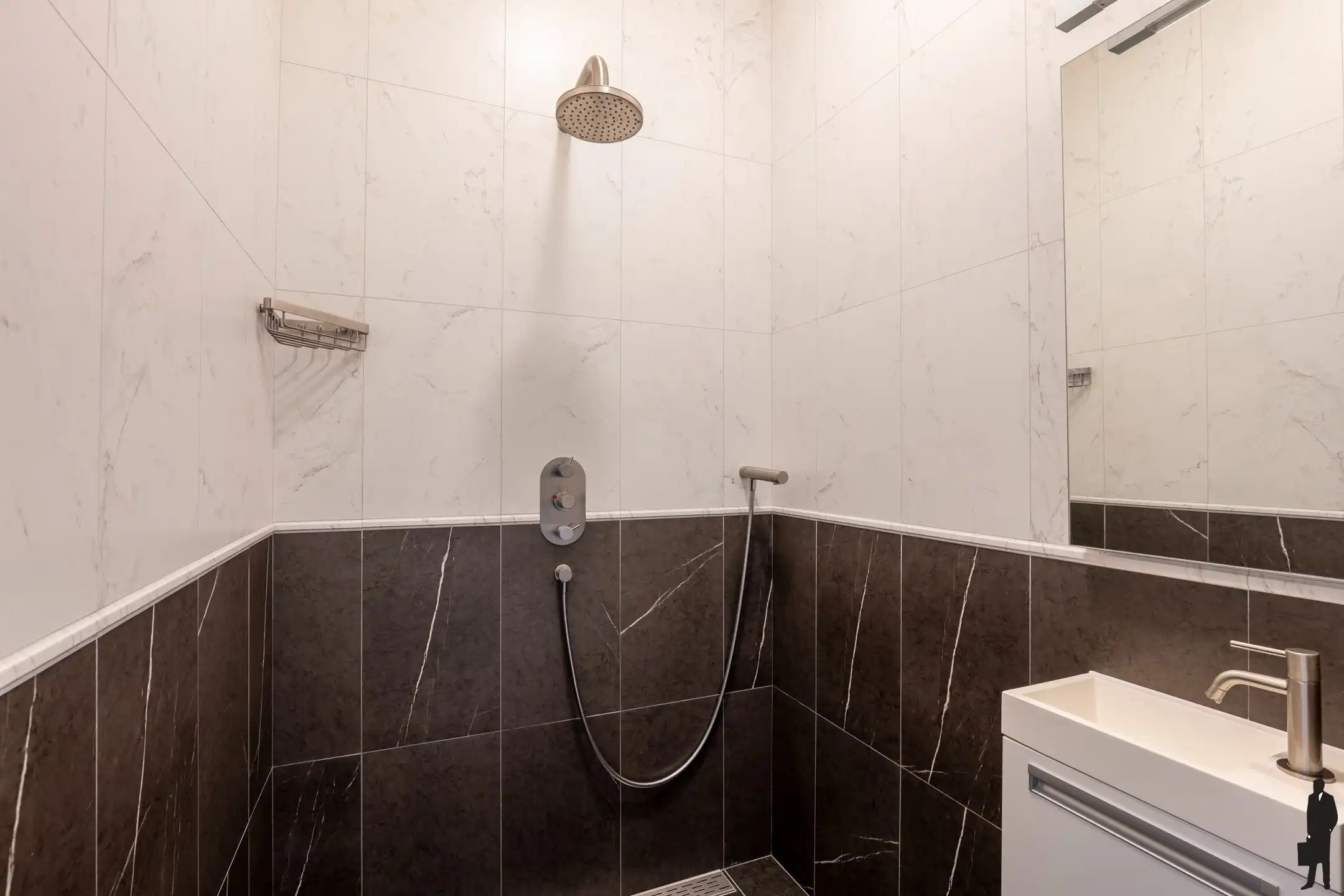 Riante villa (maar liefst 454m² woonopp.) vlakbij Nederland foto 9