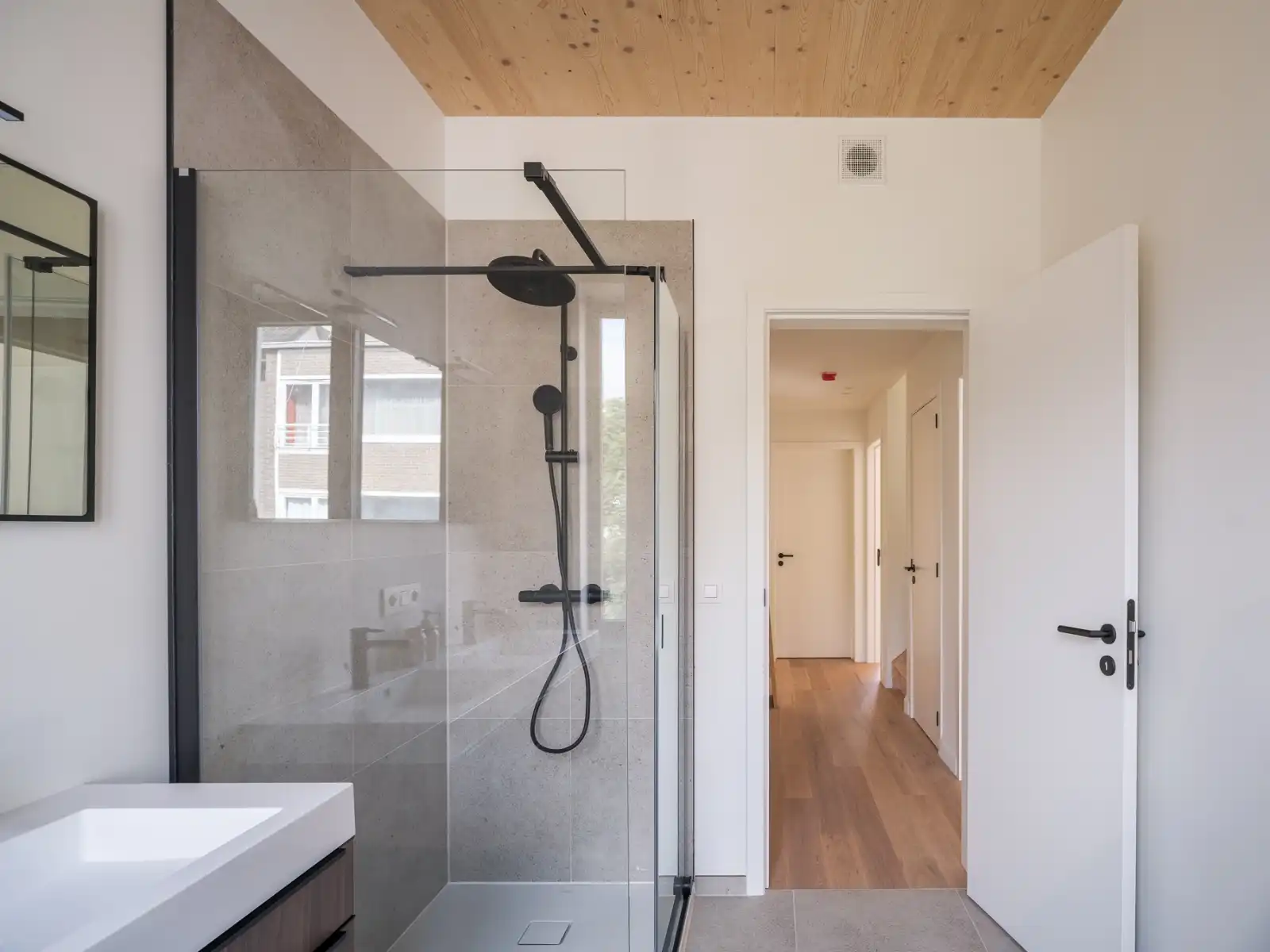 Laatste appartement! Lichtrijk gerenoveerde penthouse vlakbij Gent centrum foto 15