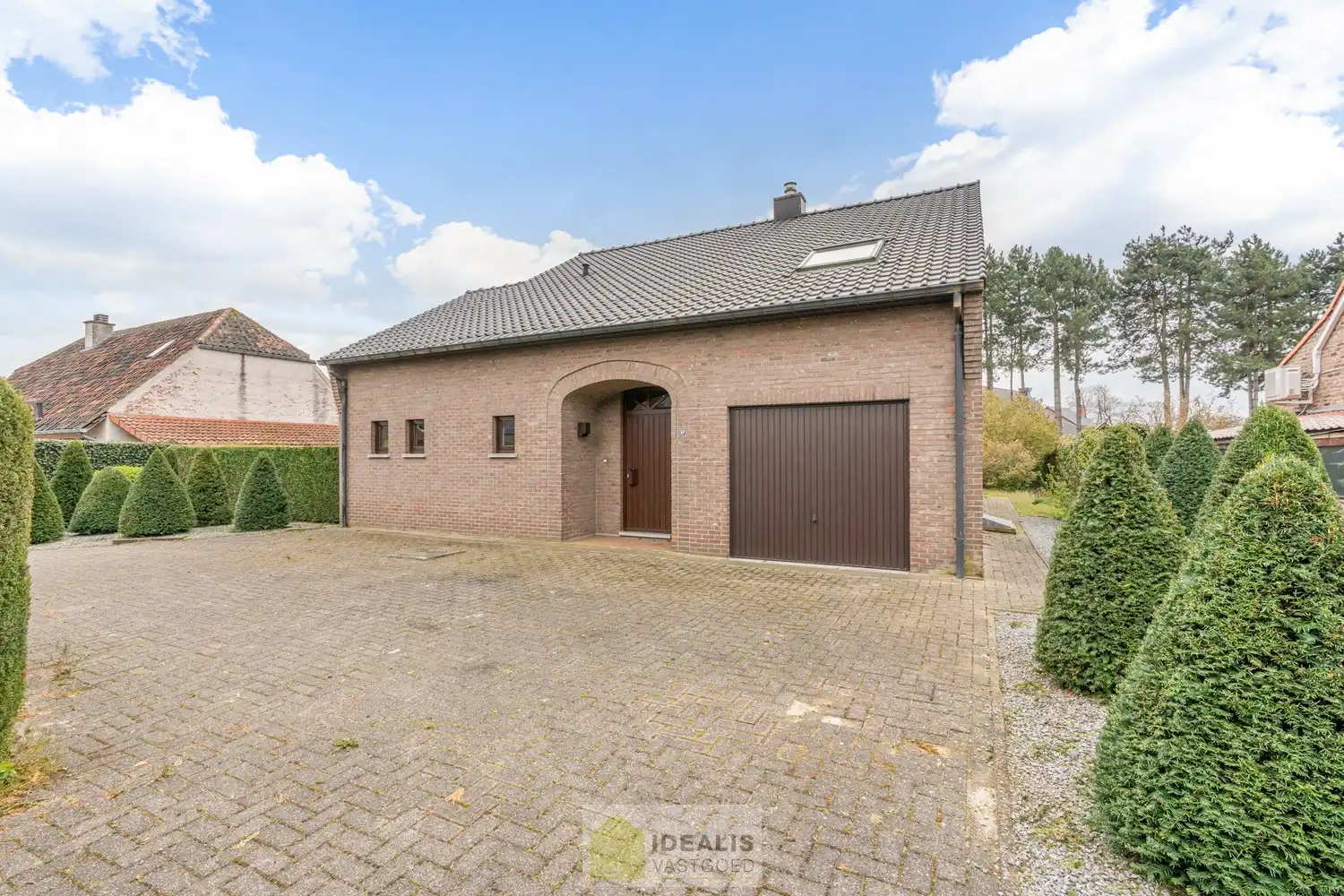 IDEALIS VASTGOED – VERZORGDE GEZINSWONING MET 2 SLAAPKAMERS (MOGELIJKHEID TOT MEER) OP AANGENAAM PERCEEL VAN 11A 28CA foto {{pictureIndex}}