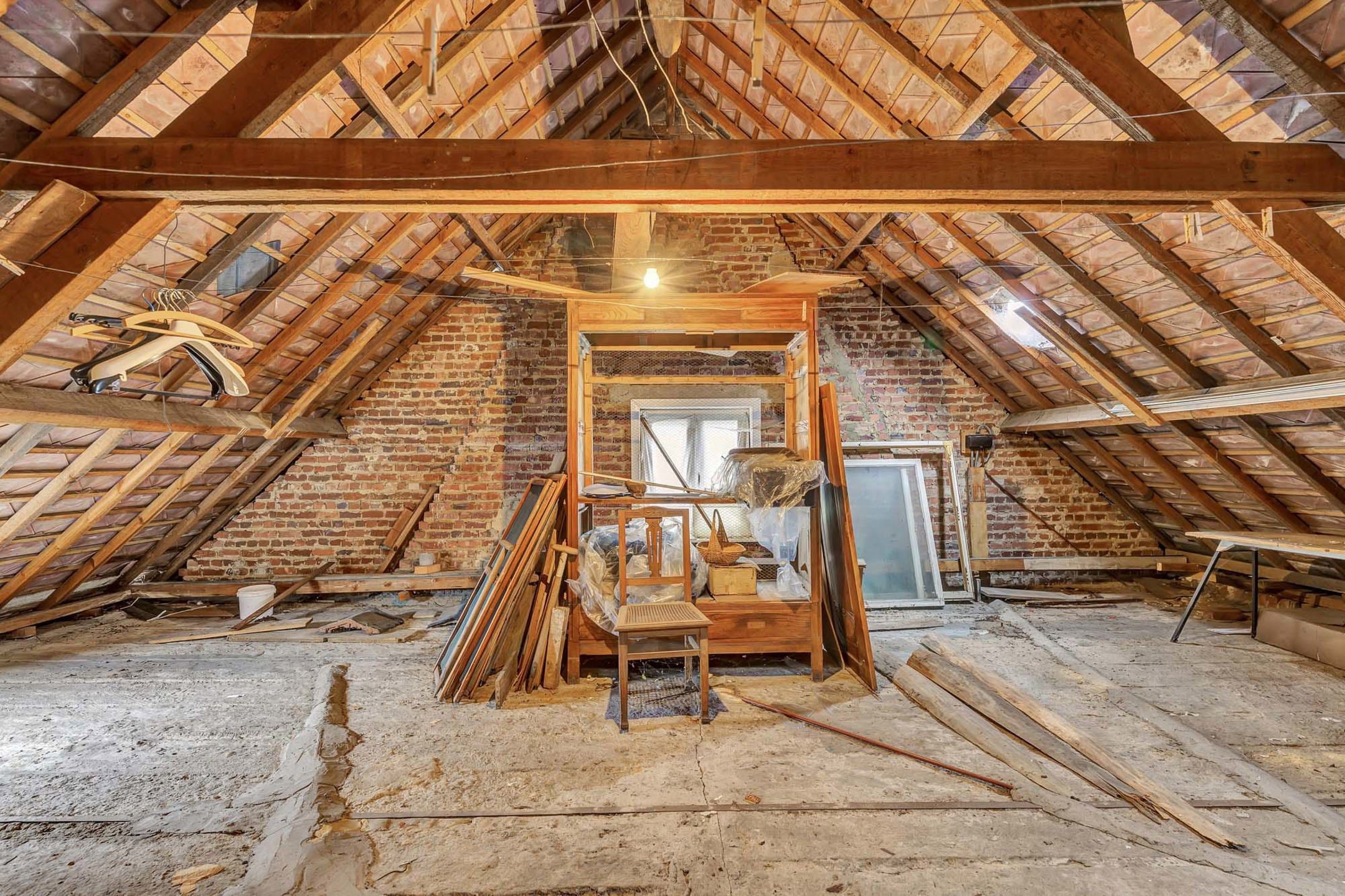 Te renoveren woning met garage en tuin foto 16