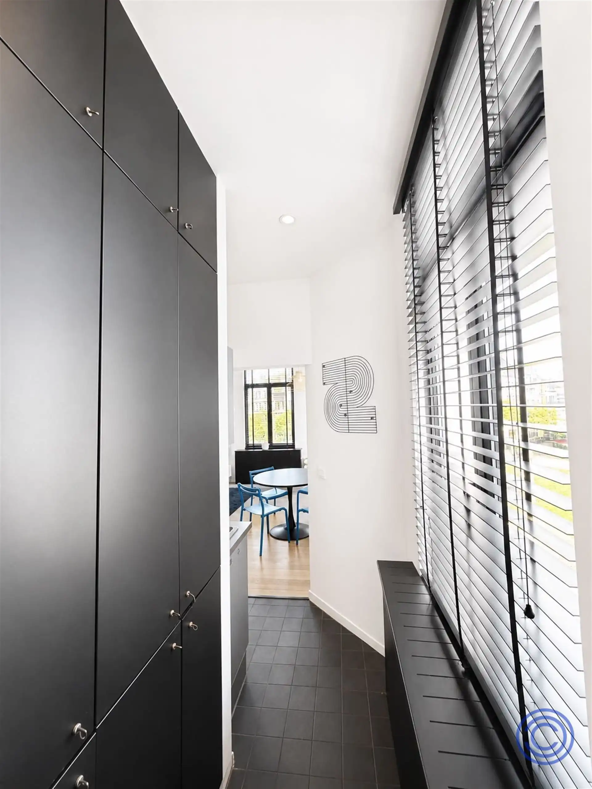 Een gezellig, volledig gemeubeld appartement op een toplocatie op het bruisende Zuid, met terras en mooi zicht op de Marnixplaats. foto 9