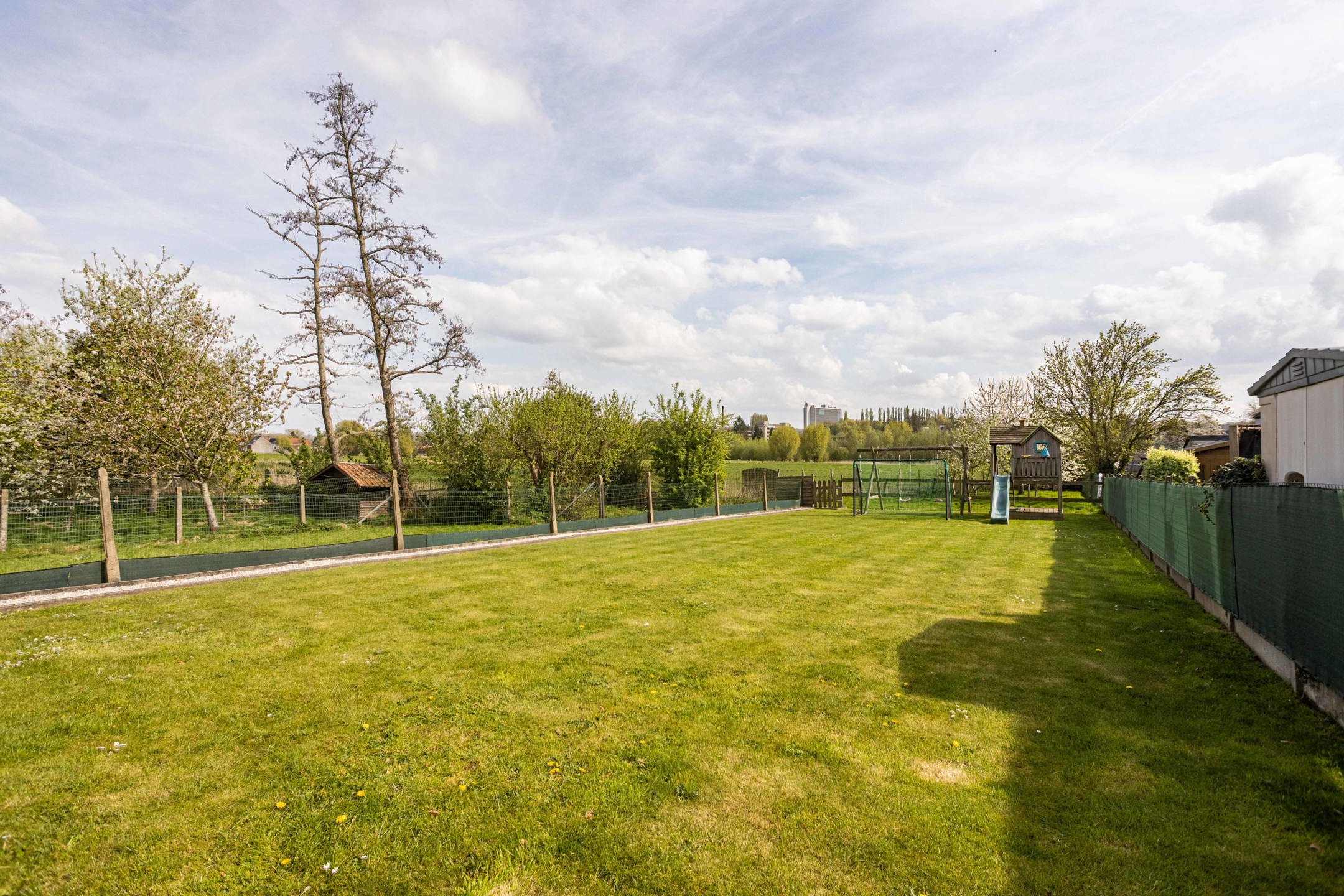 Gunstig gelegen halfopen bebouwing met grote tuin. foto 22