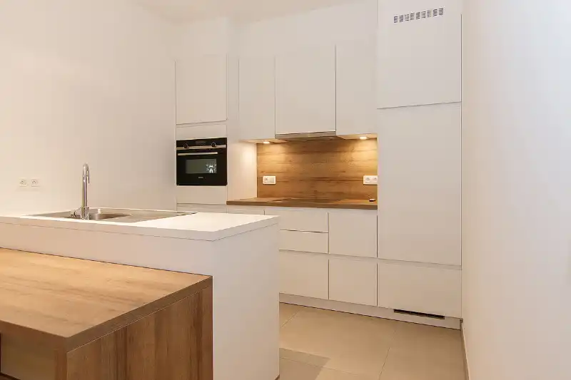 KNAP AFGEWERKT 2-SLPK SERVICEFLAT IN HET HART VAN HASSELT foto 4