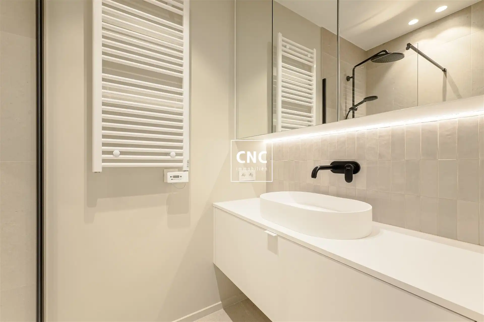 Stijlvol nieuwbouwappartement met zijdelings zeezicht foto 12