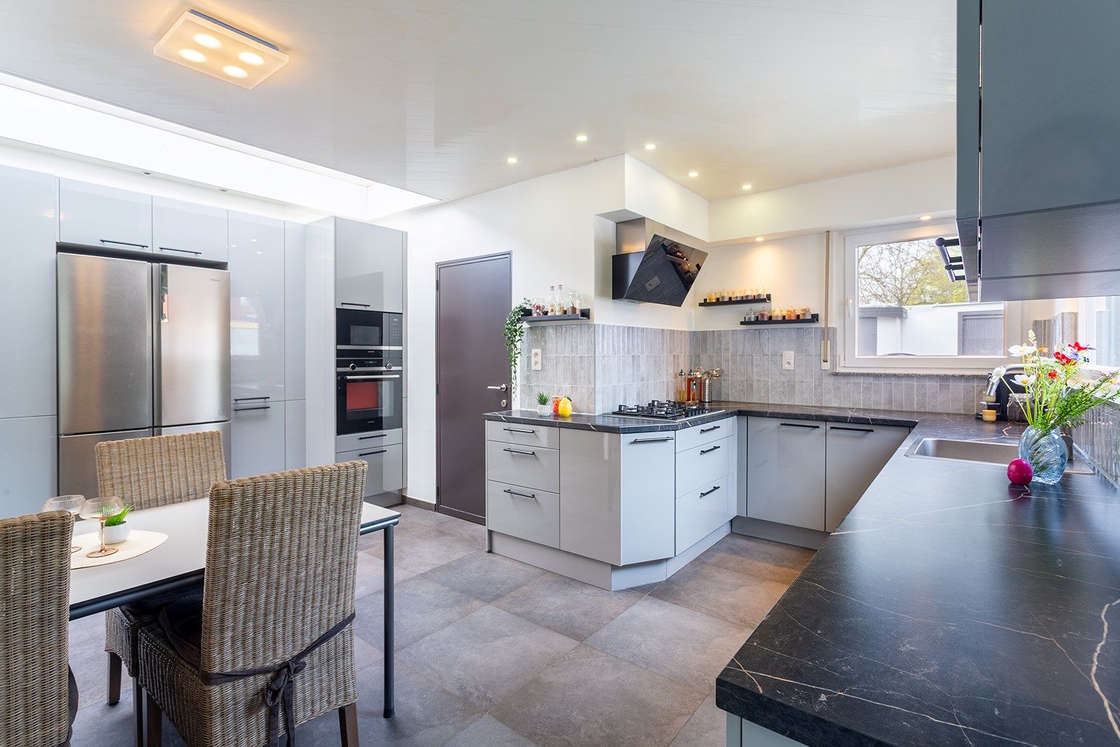 Ruime gerenoveerde, instapklare woning met 6 slaapkamers en drie badkamers foto 6