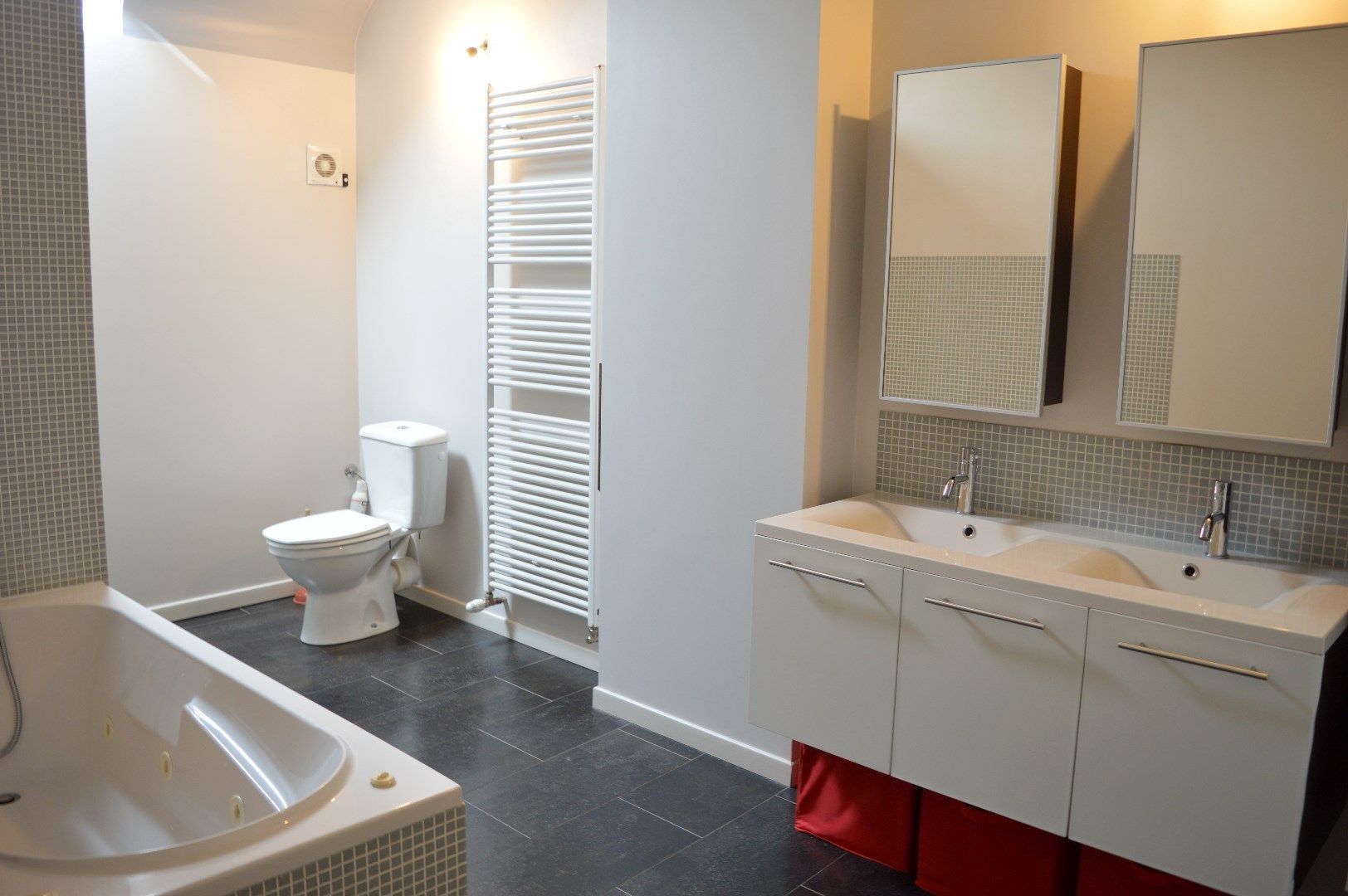 Instapklaar pareltje met 3 slaapkamers, praktijkruimte en toffe tuin te koop centrum-Bellegem foto 9