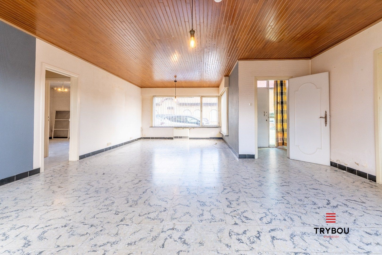 Gelijkvloerse woning met 2 garages in het centrum van Houthulst foto 4
