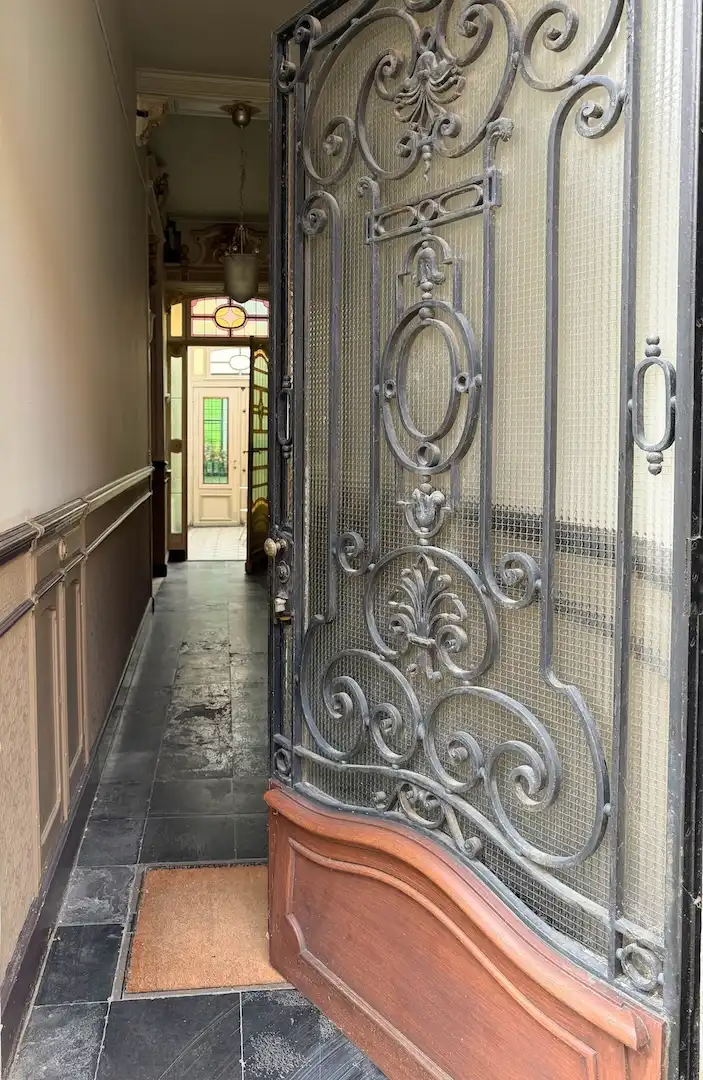 heel authentieke Brugse woning met kleine garage en 2 terrassen + vergunning voor gastenkamer foto 3