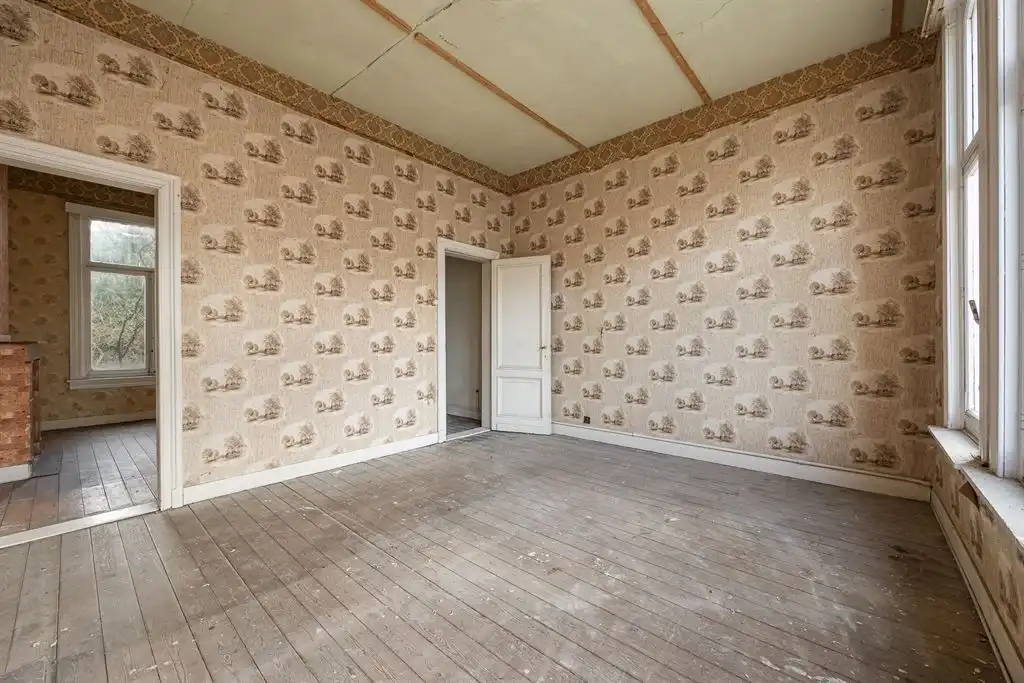 Verrassend ruime te renoveren woning met zonnige tuin foto 17