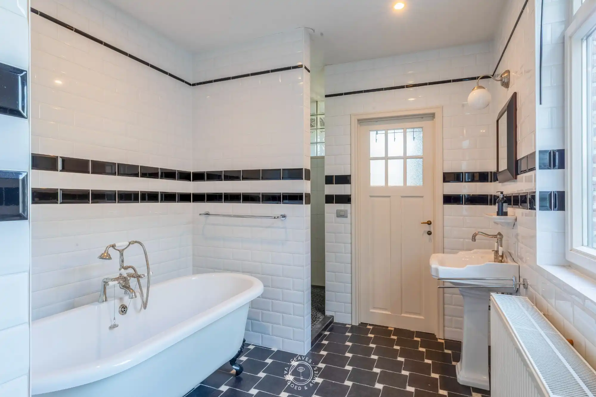 Uniek gerenoveerd herenhuis met multifunctioneel bijgebouw foto 17