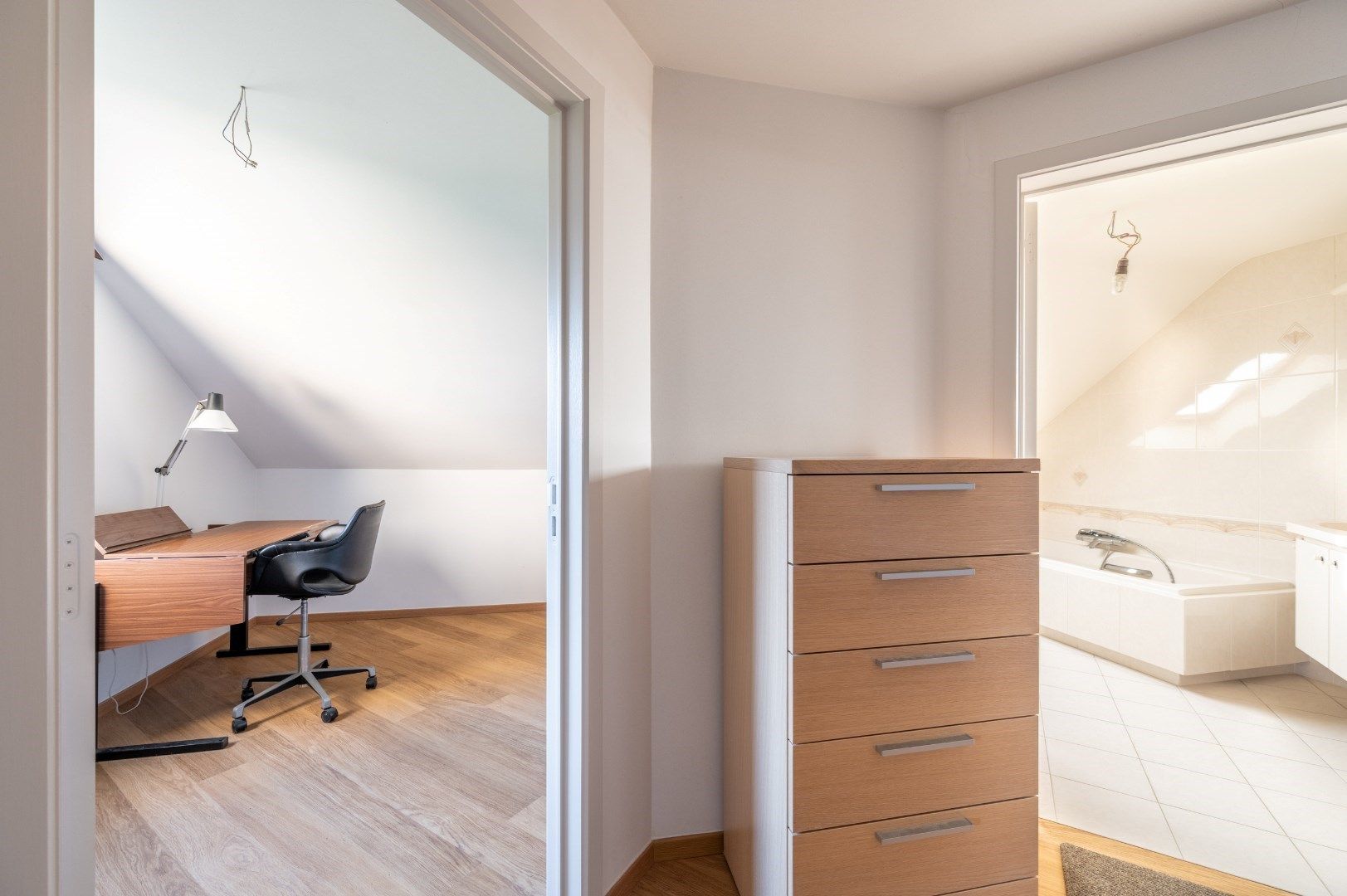 Instapklare woning met inpandige garage, 4 slk + bureau en zonnige ligging. foto 16