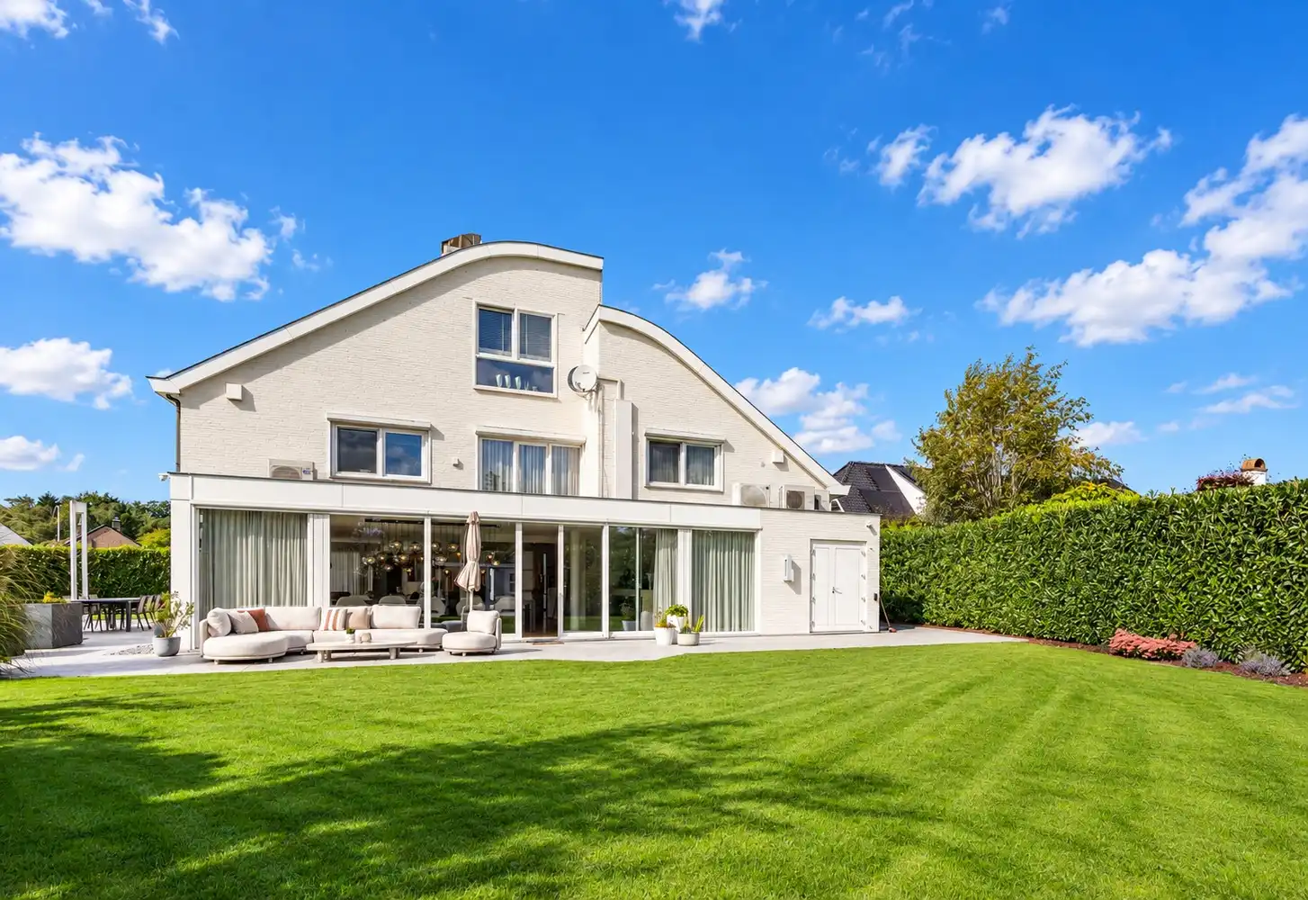Royale villa van 461 m² met luxe afwerking gelegen in een rustige en geliefde woonomgeving te Neerharen foto 2