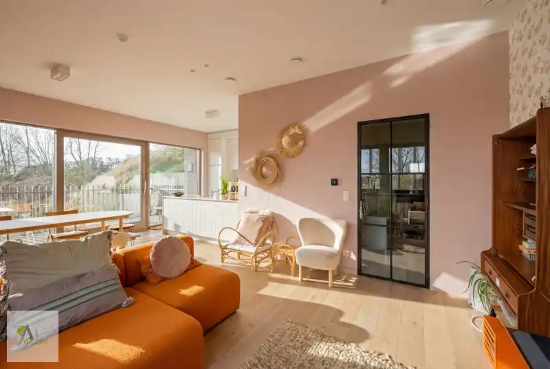 Ontdek dit uniek en zeer ruim duinen appartement (110m² netto bew.opp + terras 15 m²) op 250 meter van het strand en beslist op één van de mooiste locaties aan de westkust! foto 3