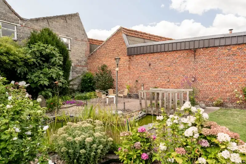 Handelspand met woonst met brede oprit en dubbele garage. foto 30