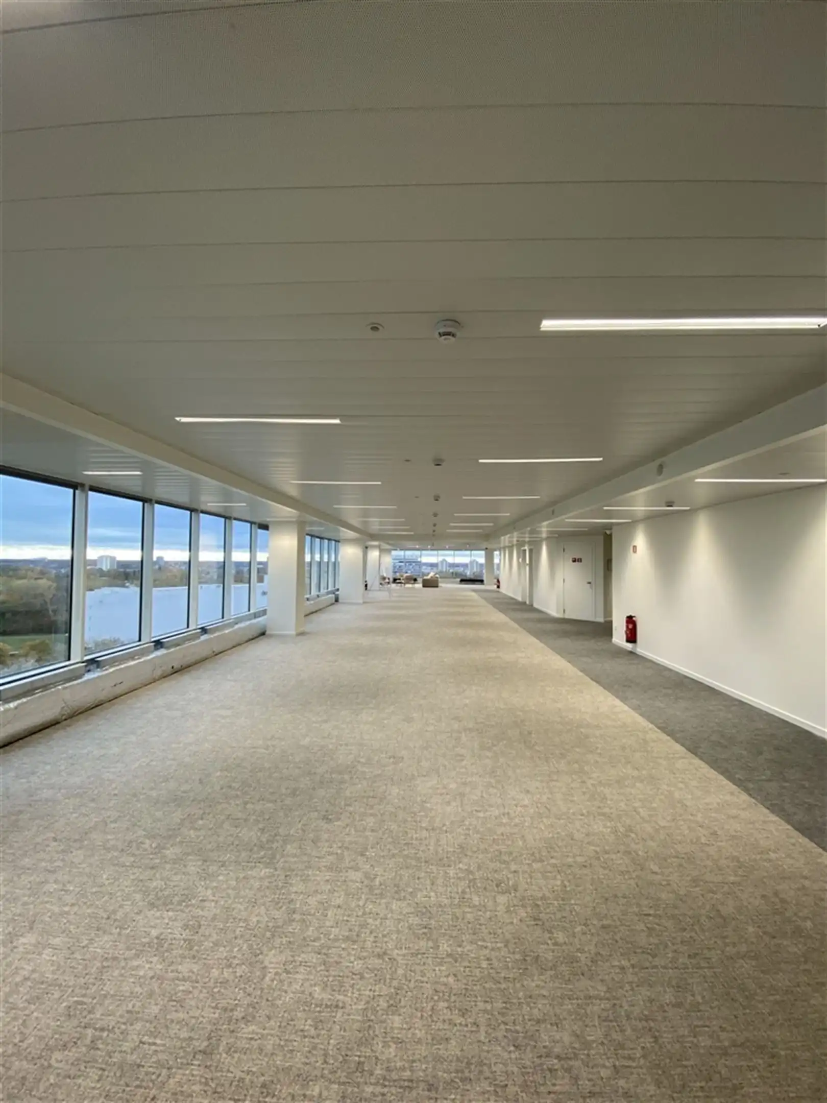 Moderne kantoorruimtes te huur in kantoorgebouw "Verzicht" foto 19