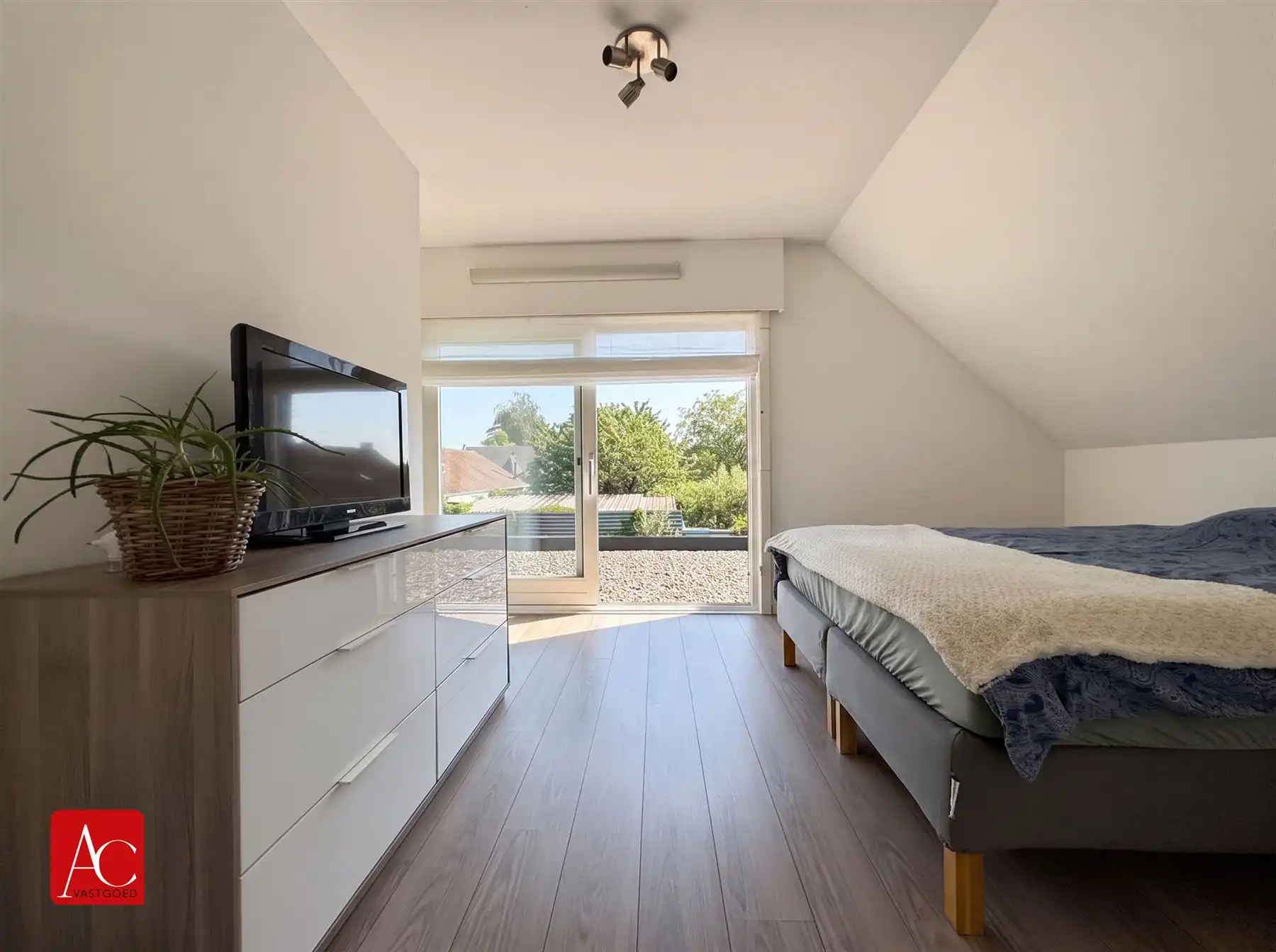 Vrijstaande woning met zwembad in rustige wijk foto 24