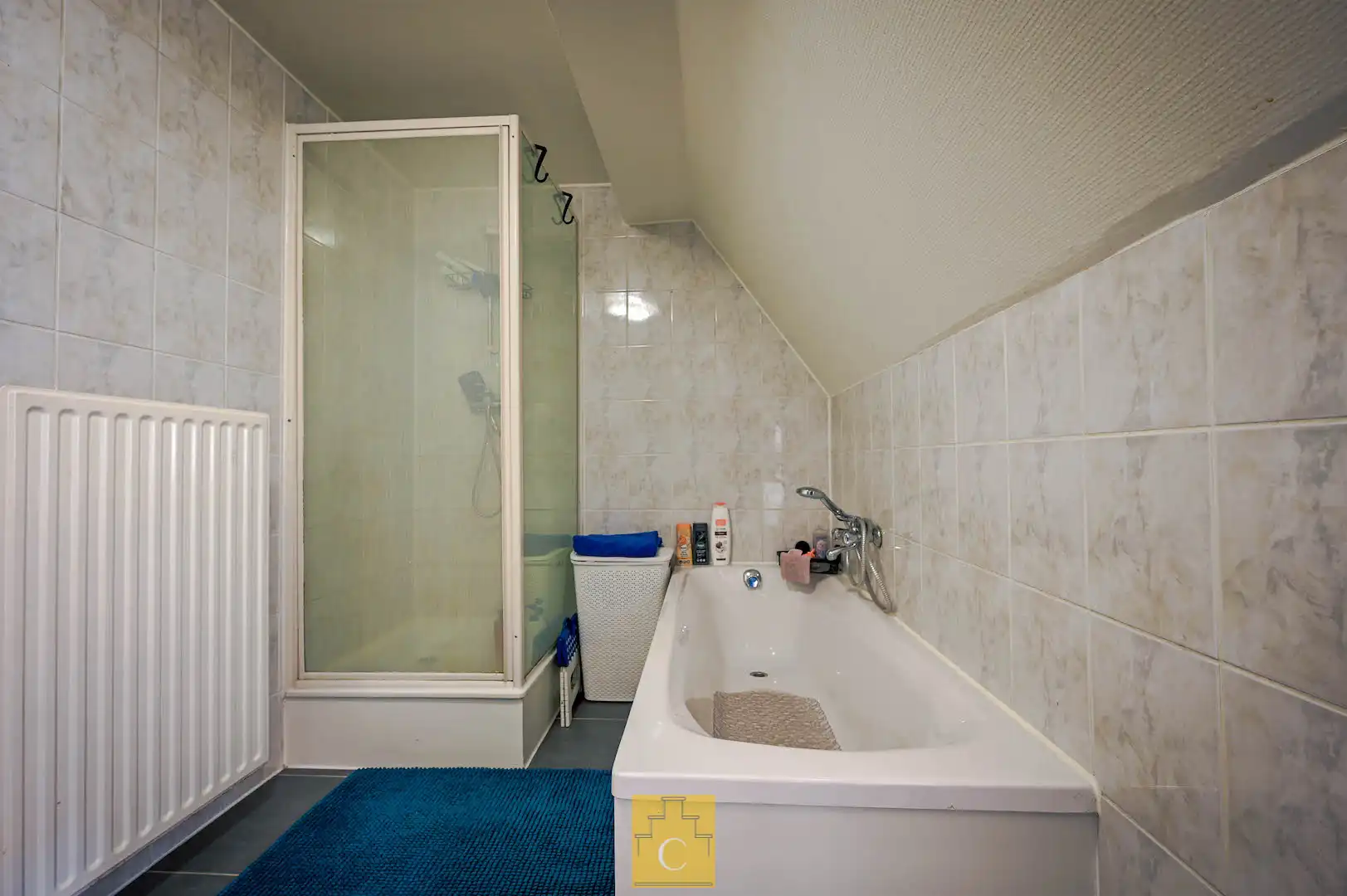 Brugs huis in de schaduw van Jeruzalemkerk, authentieke 16e-17e eeuwse gevel foto 16