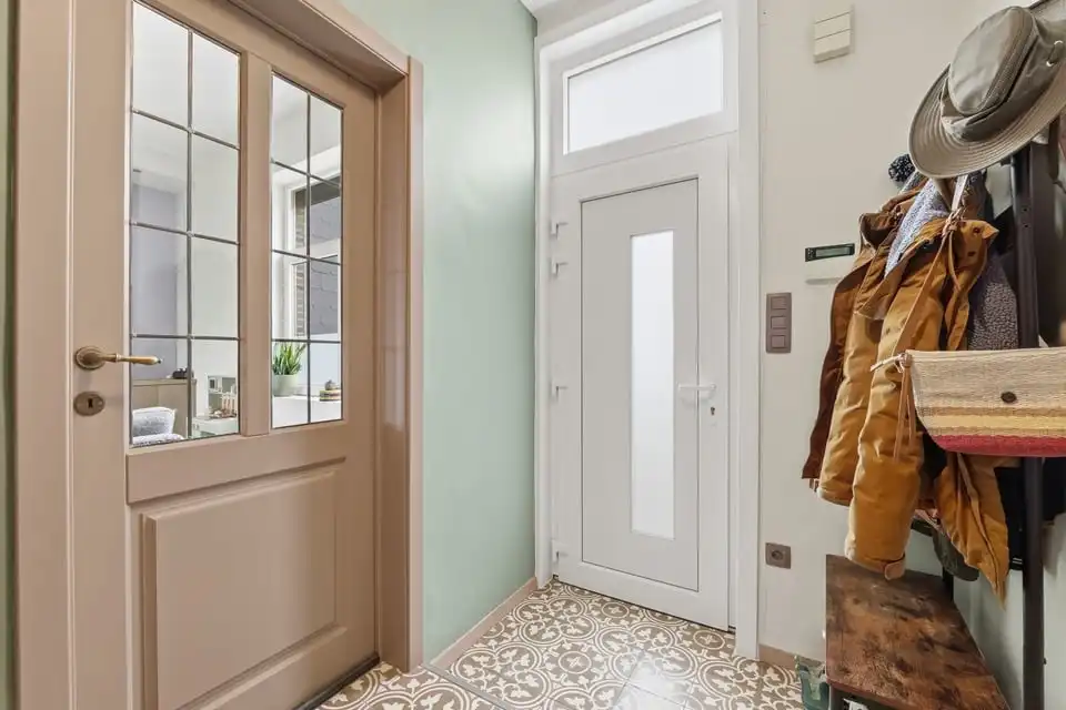 KNAP GERENOVEERDE GEZINSWONING MET 3 SLKS, TUIN EN CARPORT IN JEUK foto 5