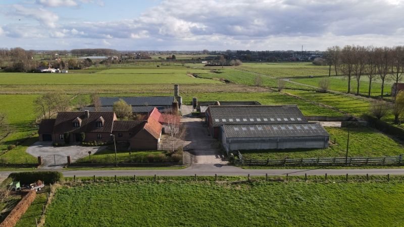 Boerderij met opslagruimtes foto {{pictureIndex}}