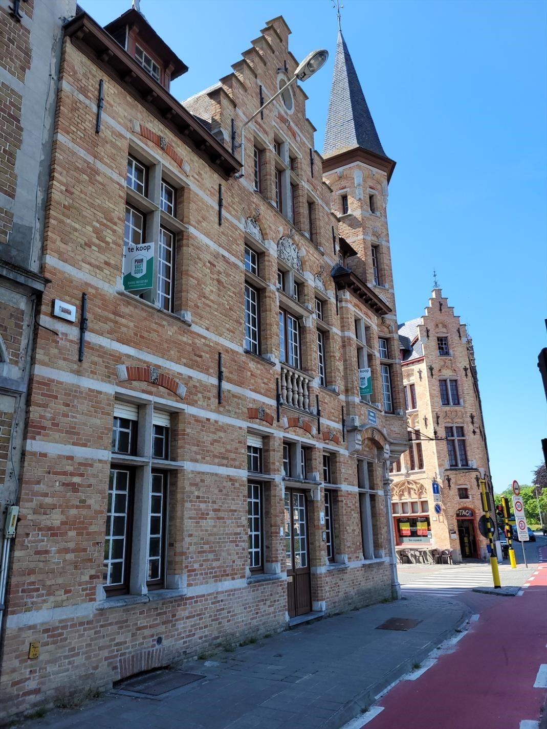 Kantoor gebouw of woonst in neo-gotische stijl met prachtige zichten op de Ezelpoort en het Stil Ende. foto 27