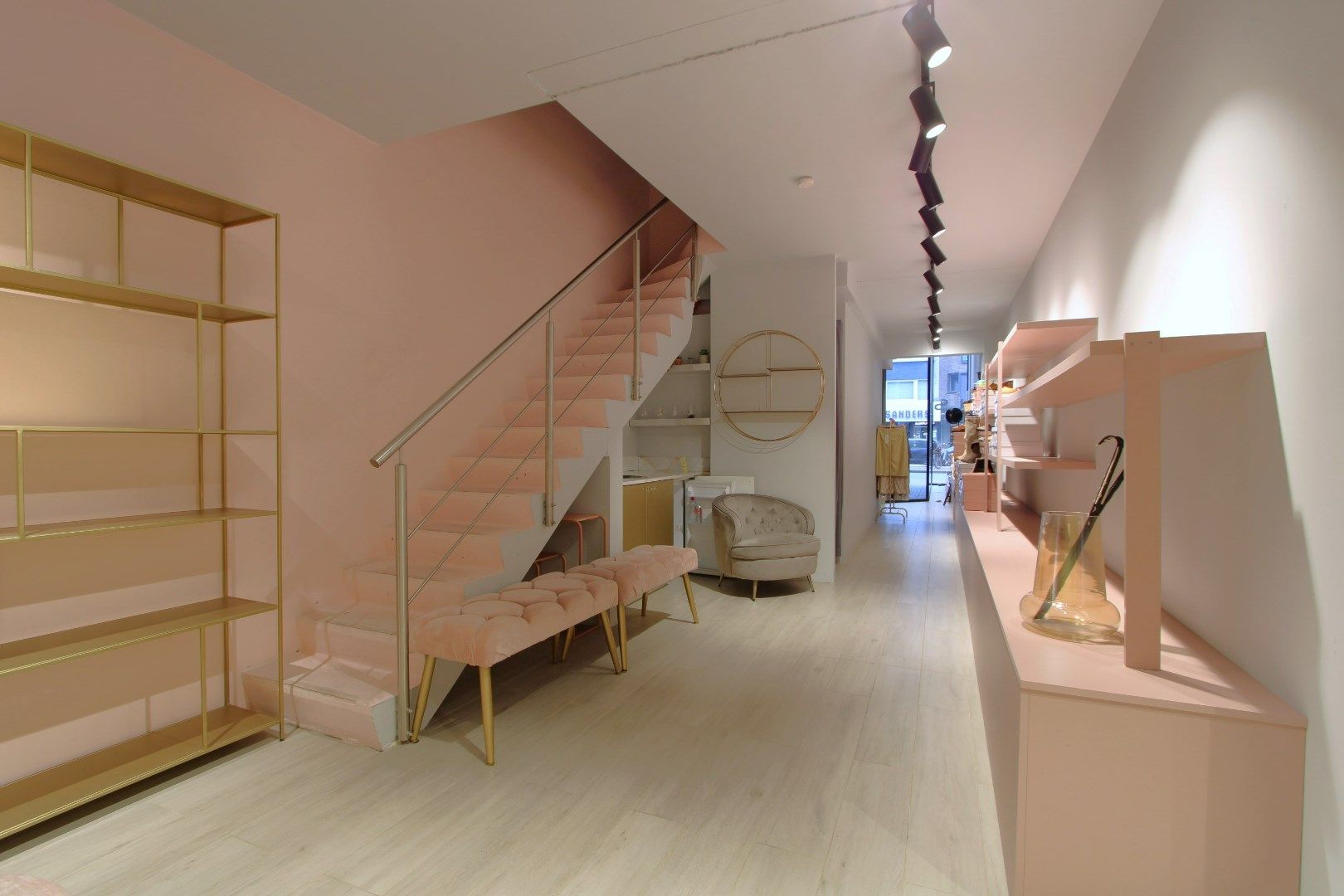 Instapklaar pand met mezzanine te huur Lippenslaan 172 foto {{pictureIndex}}