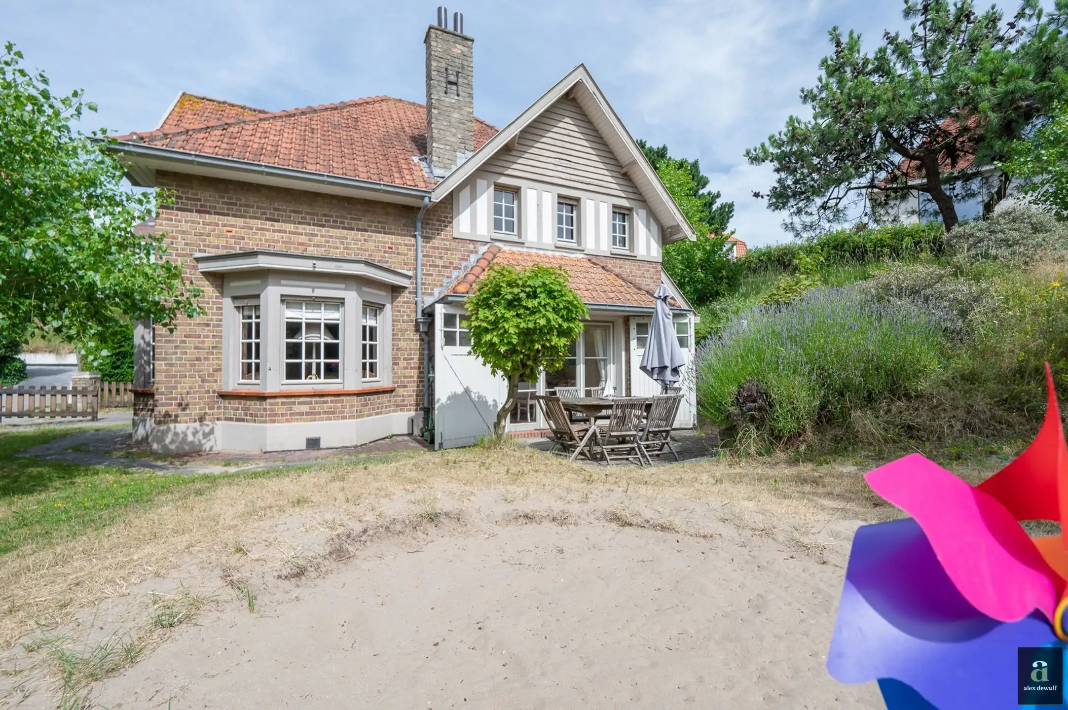 Uiterst charmante villa, rustig gelegen in een verscholen paadje in het Zoute op wandelafstand van de zee. foto 3