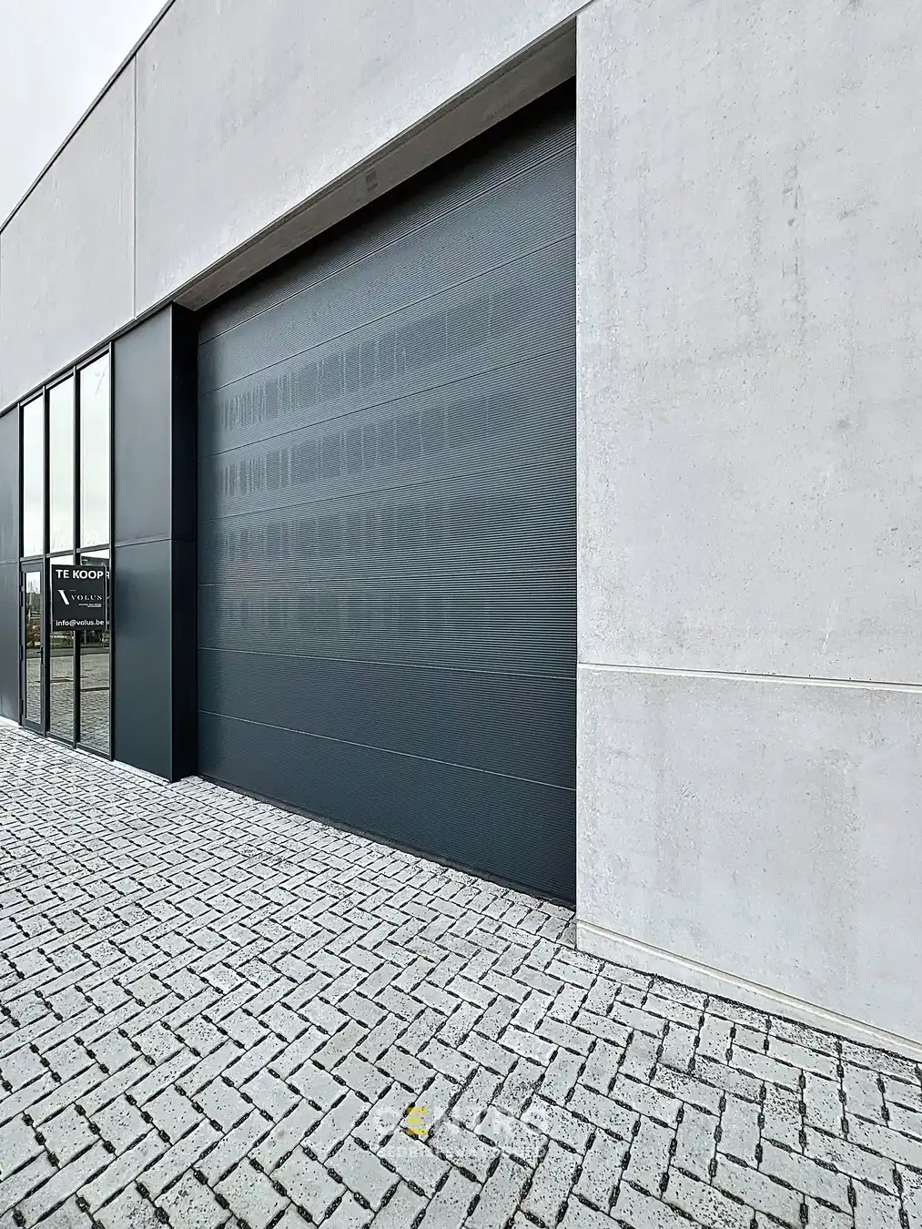 NB-magazijn van ± 275 m² incl. 3 parkeerplaatsen en moderne glaspartij in driehoek TIELT-DEINZE-WAREGEM ! foto 4