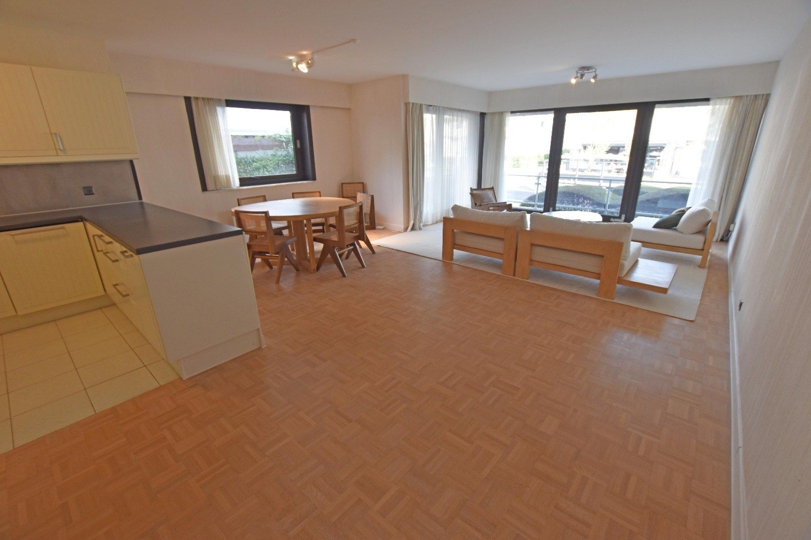 Ongemeubeld hoekappartement in hartje Zoute nabij het Albertplein foto 2