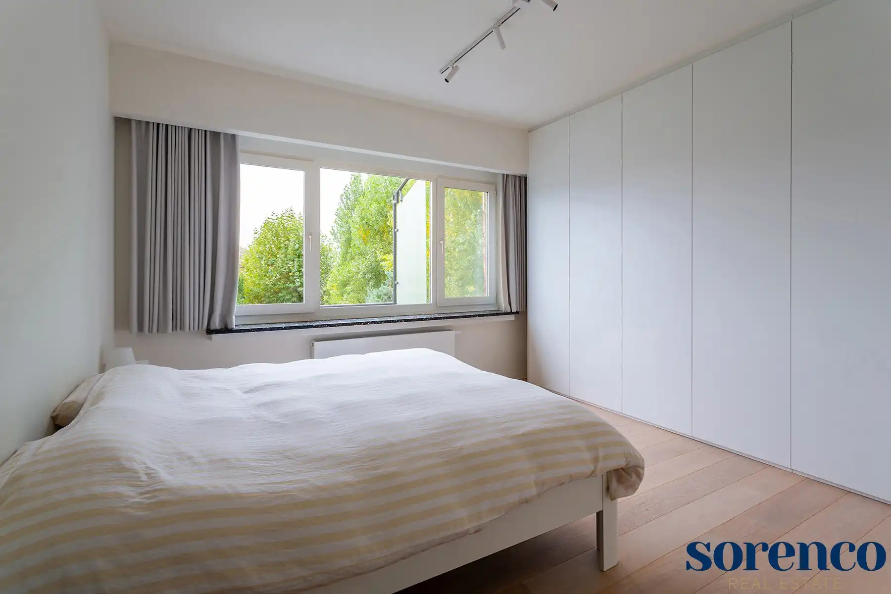 Wilrijk - Gerenoveerd en lichtrijk hoekapp.+ terras. foto 14