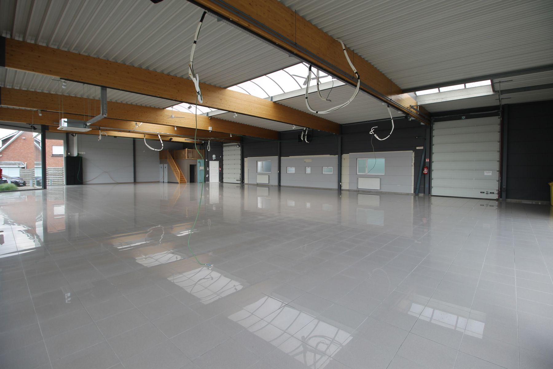 Showroom/kantoorruimte/winkelruimte van ca 642 m² met parking gelegen langs verbindingsweg Merksplas/Turnhout foto 3