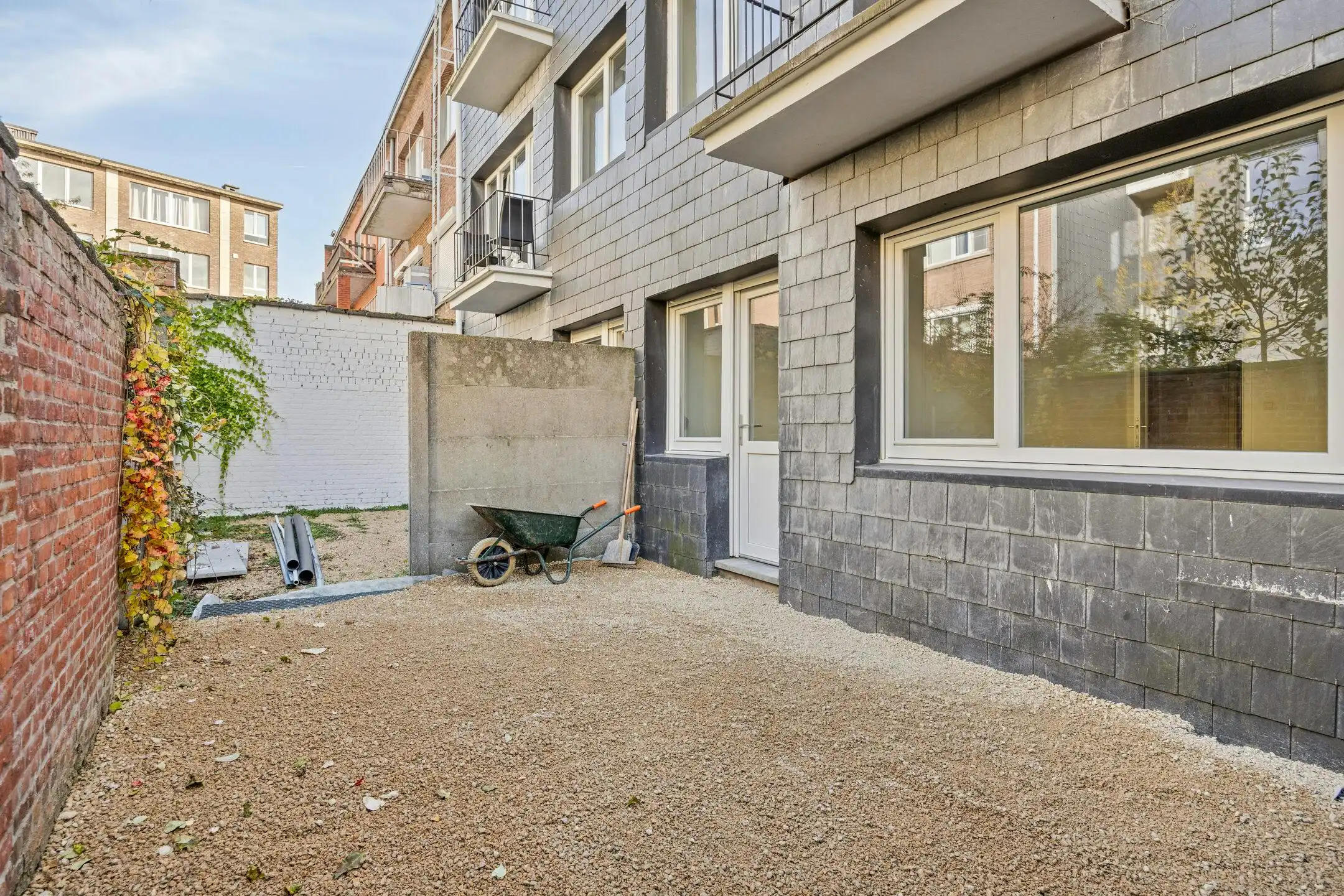Gerenoveerd gelijkvloers appartement met twee slaapkamers foto 9