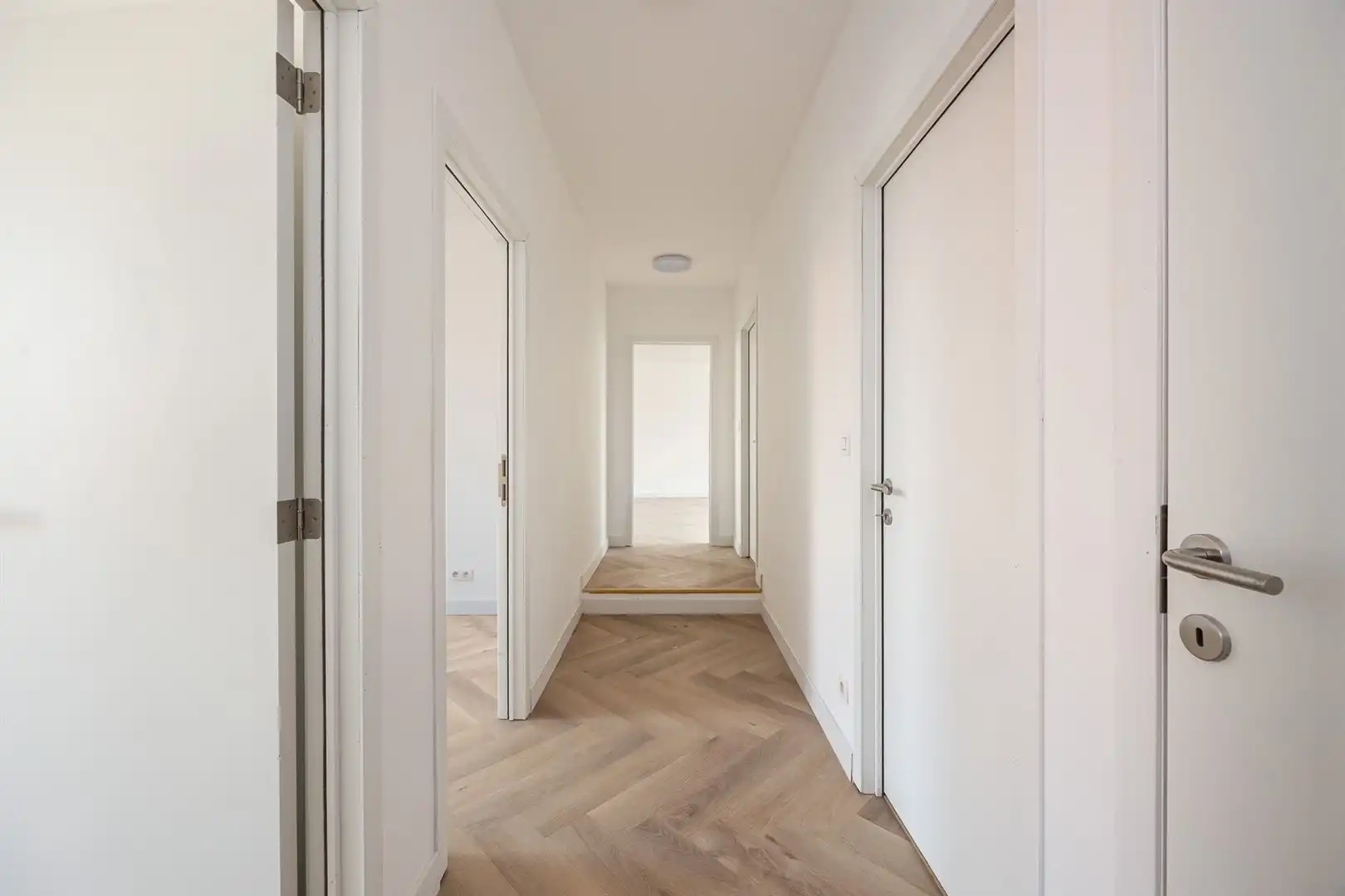 Lichtrijk renovatie appartement met 2 slaapkamers op toplocatie in Merksem foto 11