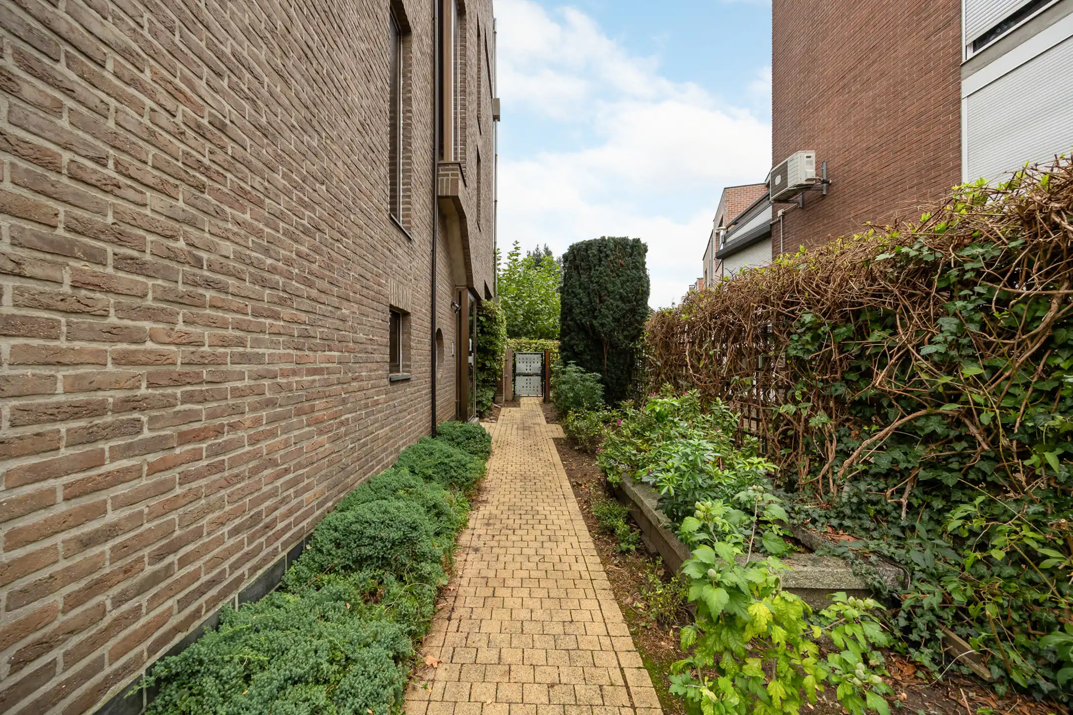 Opbrengstgebouw met 2 grote eenheden foto 2