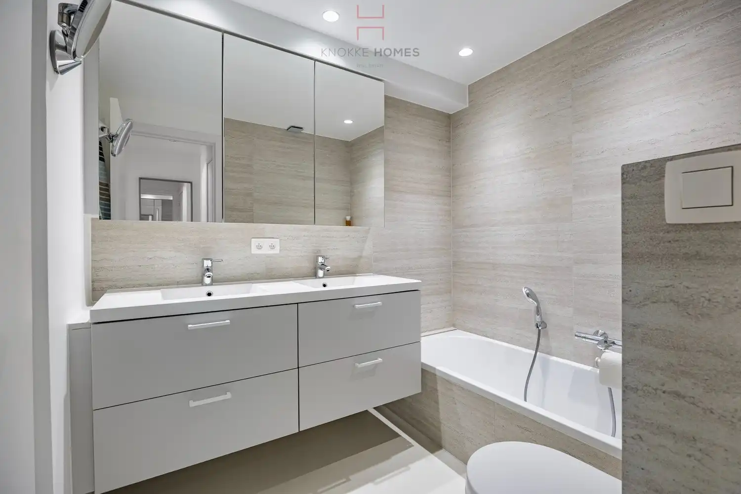 Mooi gerenoveerd vakantie-appartement op de zeedijk in Duinbergen foto 12