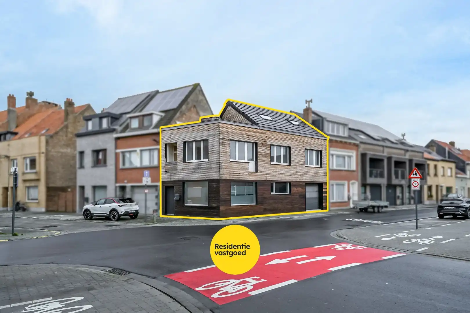 Recent gerenoveerde hoekwoning met garage, koer én dakterras in Stene foto {{pictureIndex}}