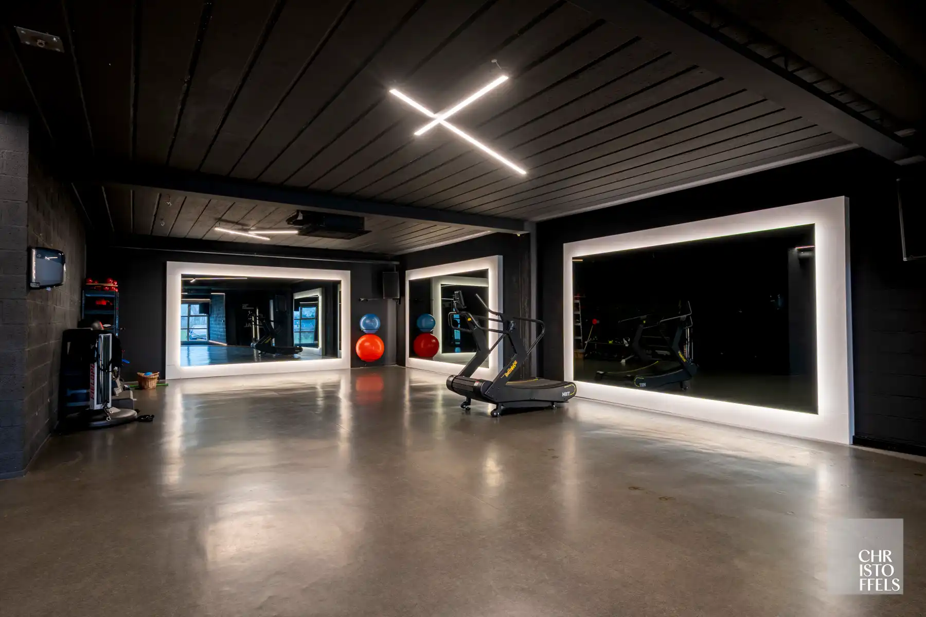 Bedrijfsgebouw (879m²) op een perceel van 1.888m² gelegen op een gunstige locatie!  foto 3