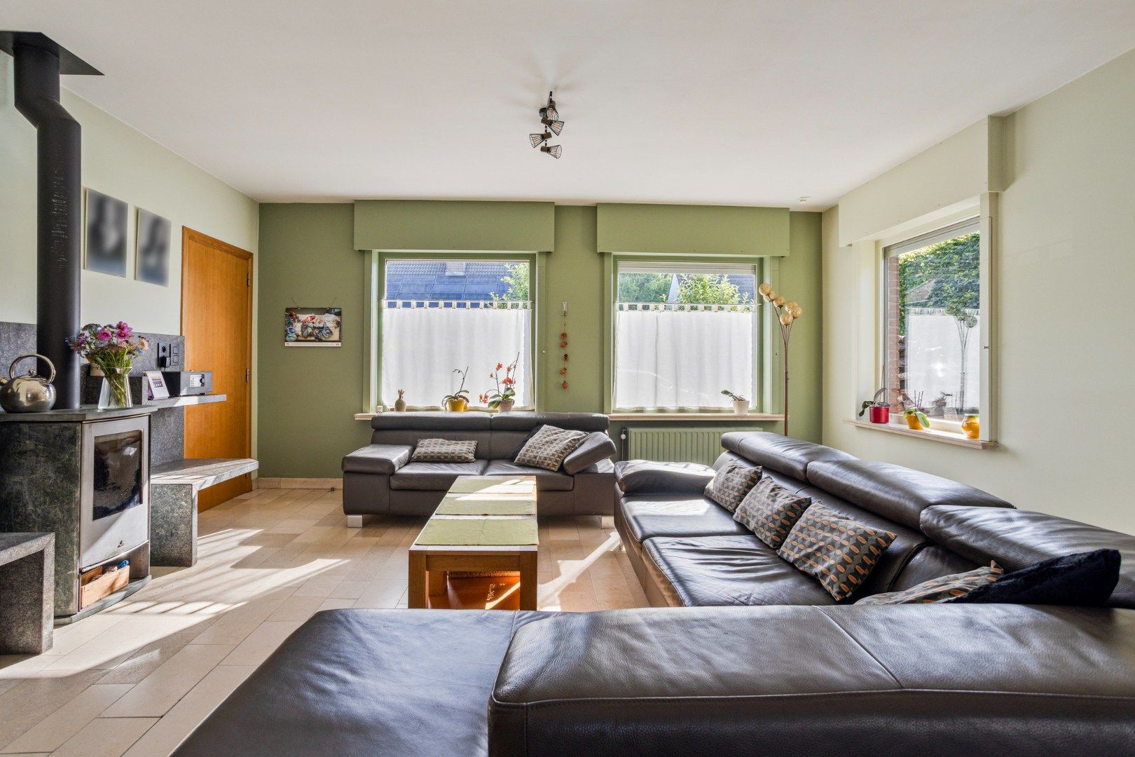 Heel ruime woning met 6 kamers in een oase van rust! foto 6