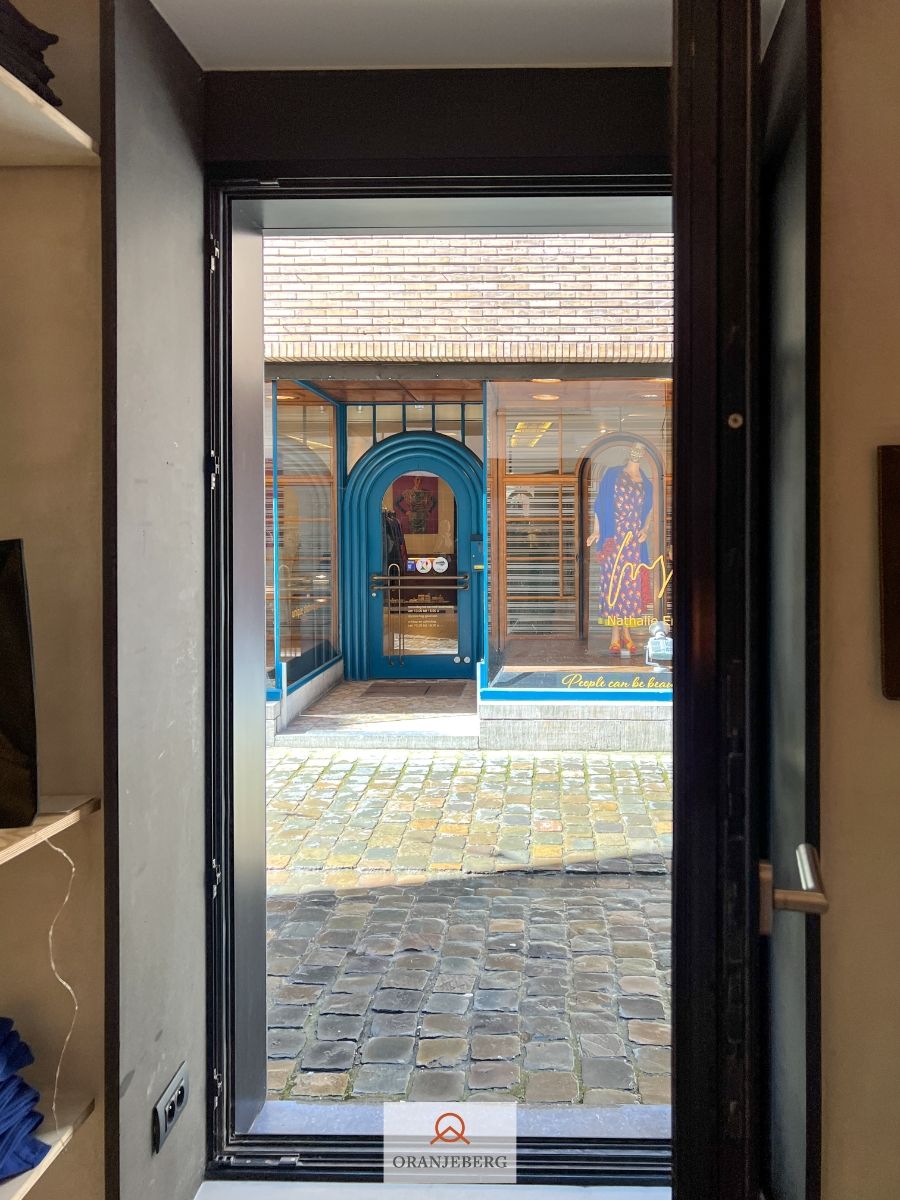 Hoekwinkel te huur vlakbij Vrijdagmarkt foto 14