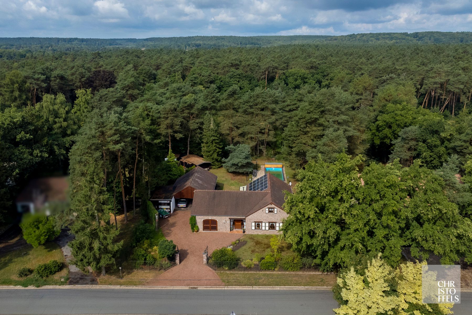 Landhuis met zwembad (243m²) in bosrijke omgeving te Maasmechelen! foto 2