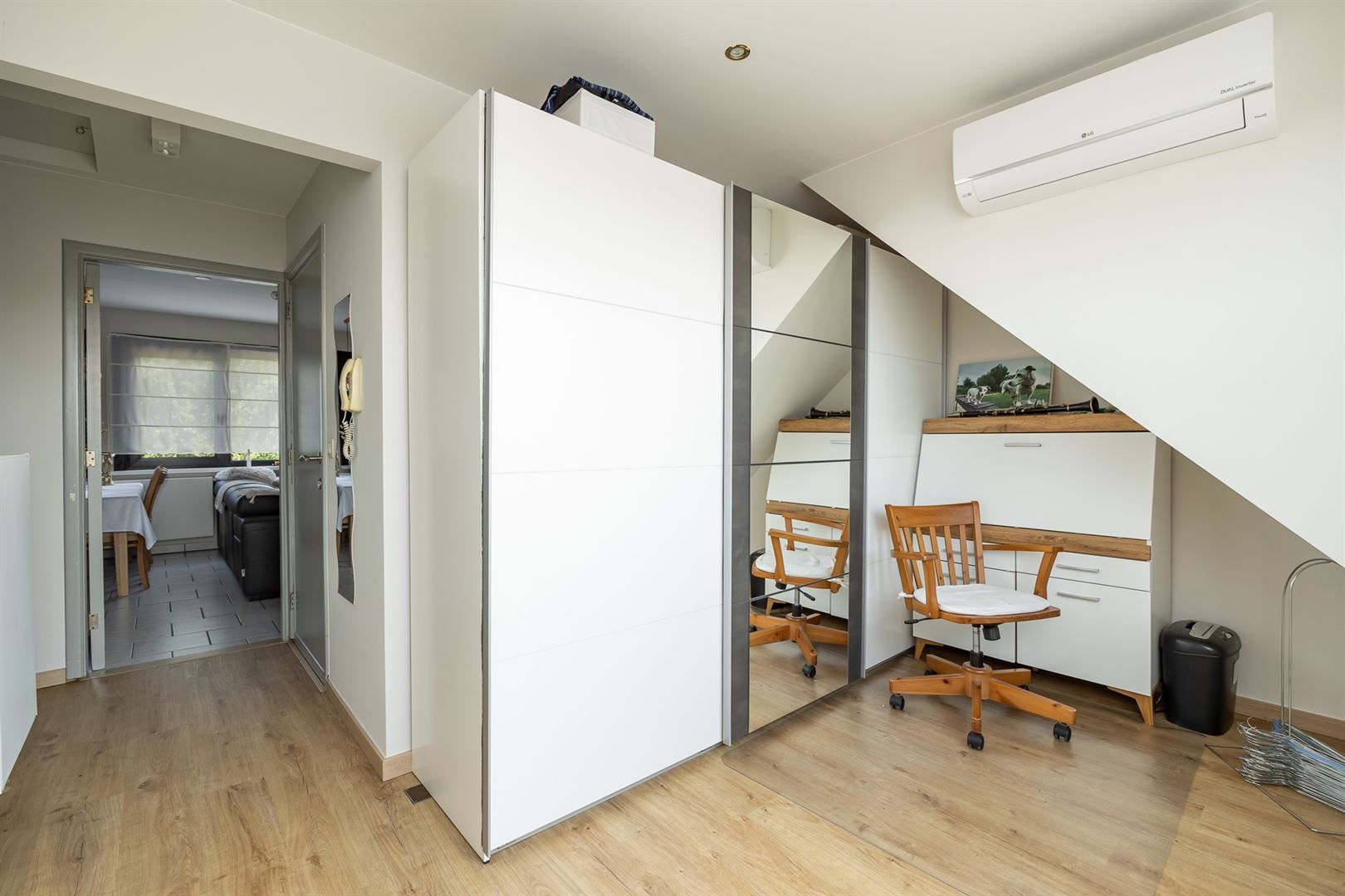 Gerenoveerd studio-appartement met zolder foto 9