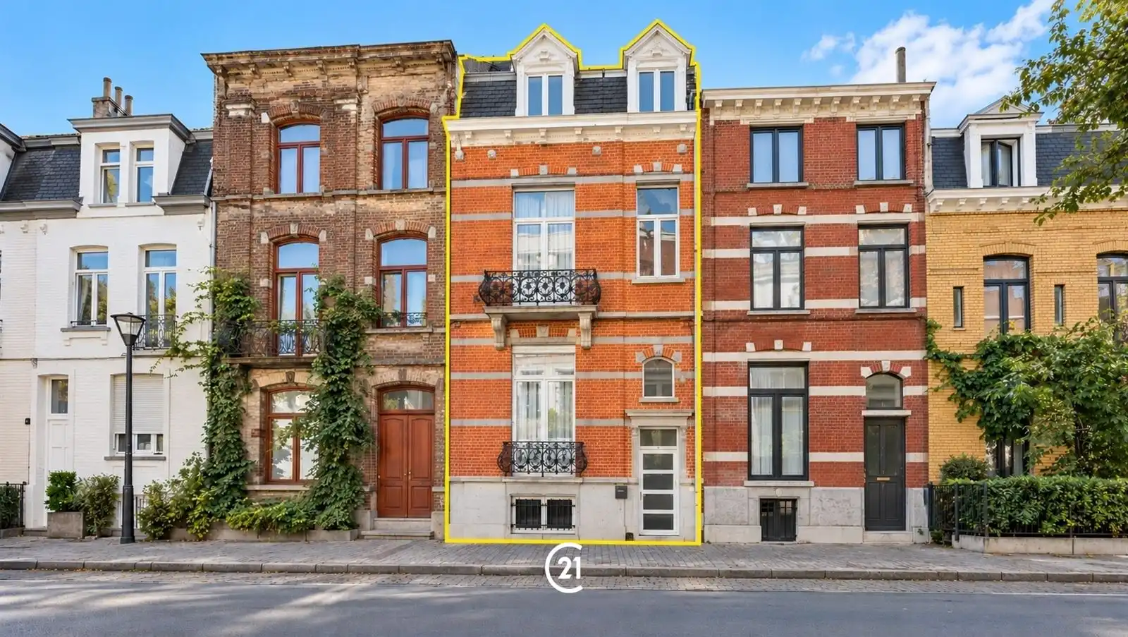 Huis met achtergebouw en groot terras foto 3