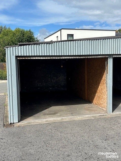 Garagebox met manuele poort foto 2
