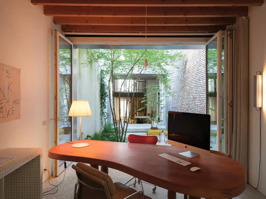 Architectuur, centrum Gent – Genereuze split-level woning met bijzondere ruimtelijkheden, dakterras, en achterliggende polyvalente praktijkruimte. foto 24