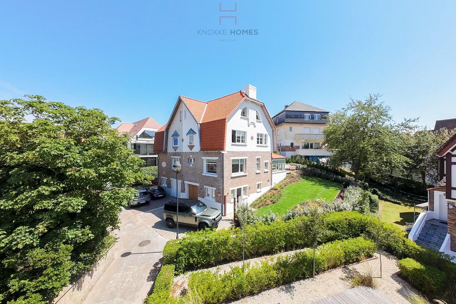 Charmante en authentieke 'Duinbergse' koppelvilla met zeezicht foto {{pictureIndex}}