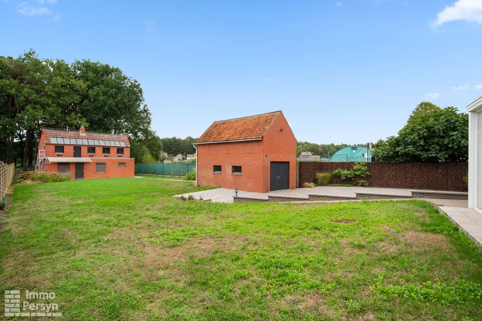 Vrijstaande bungalow met bijgebouw op een riant perceel foto 25