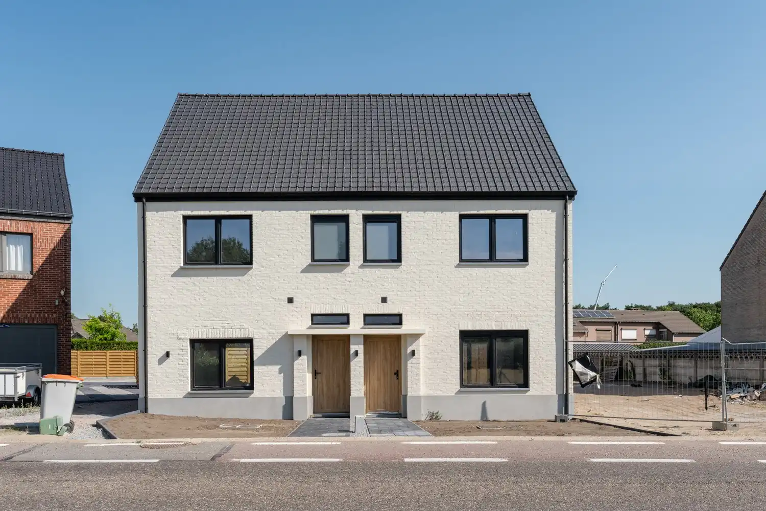 Ruime halfopen woning met 4 slaapkamers, ideaal gelegen aan de Steenweg op Kleine Brogel in Kaulille! foto {{pictureIndex}}